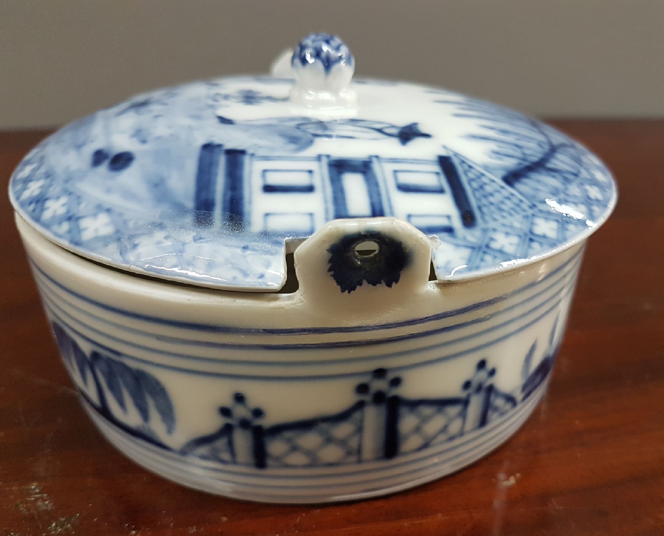Detail d: Butterdose, Meissen, um 1760-65, Chinoiserien, Porzellan unterglasurblau bemalt, innen mit Schwertermarke und monogr. MÖ = Johann Carl Möbius ...