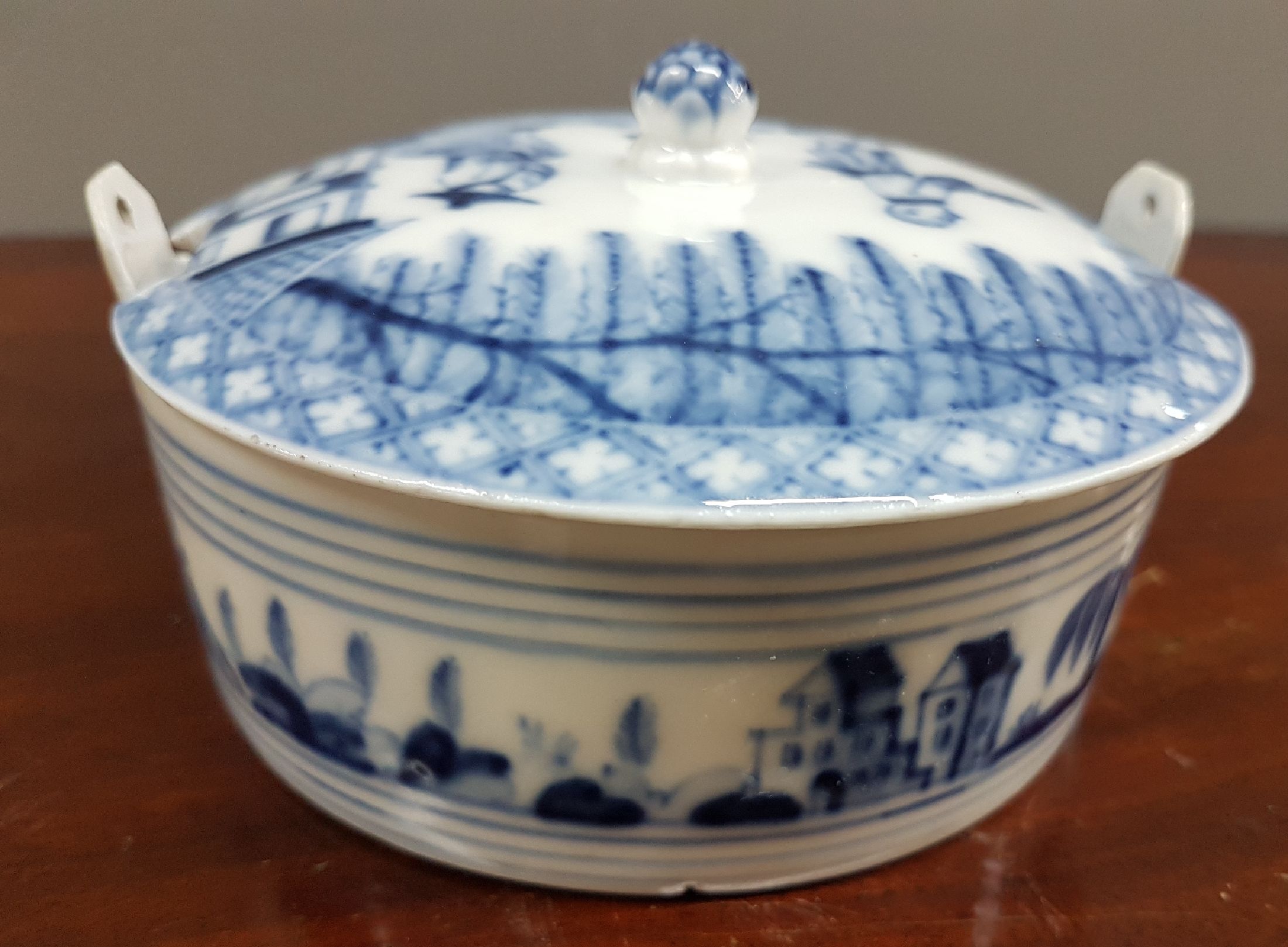 Detail e: Butterdose, Meissen, um 1760-65, Chinoiserien, Porzellan unterglasurblau bemalt, innen mit Schwertermarke und monogr. MÖ = Johann Carl Möbius ...