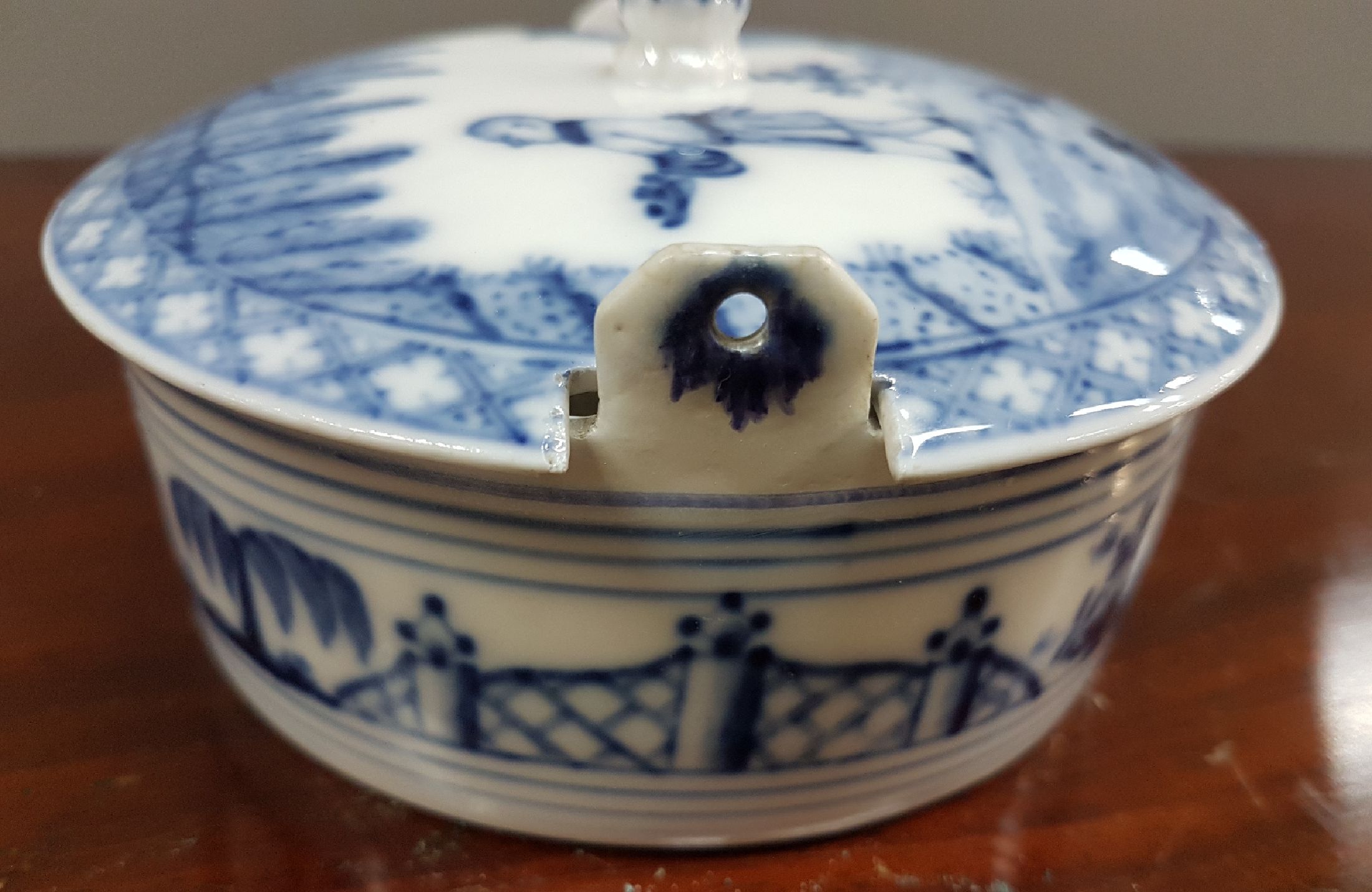 Detail f: Butterdose, Meissen, um 1760-65, Chinoiserien, Porzellan unterglasurblau bemalt, innen mit Schwertermarke und monogr. MÖ = Johann Carl Möbius ...
