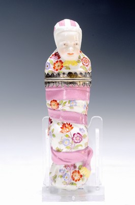 Image 26572987 - Needle box in the shape of a swaddling child, probably Meissen, mid-18th century, porcelain, fine polychrome painting, Indian flowers with a purple ribbon, body restored on the back, silver fittings, H. 11.5 cm