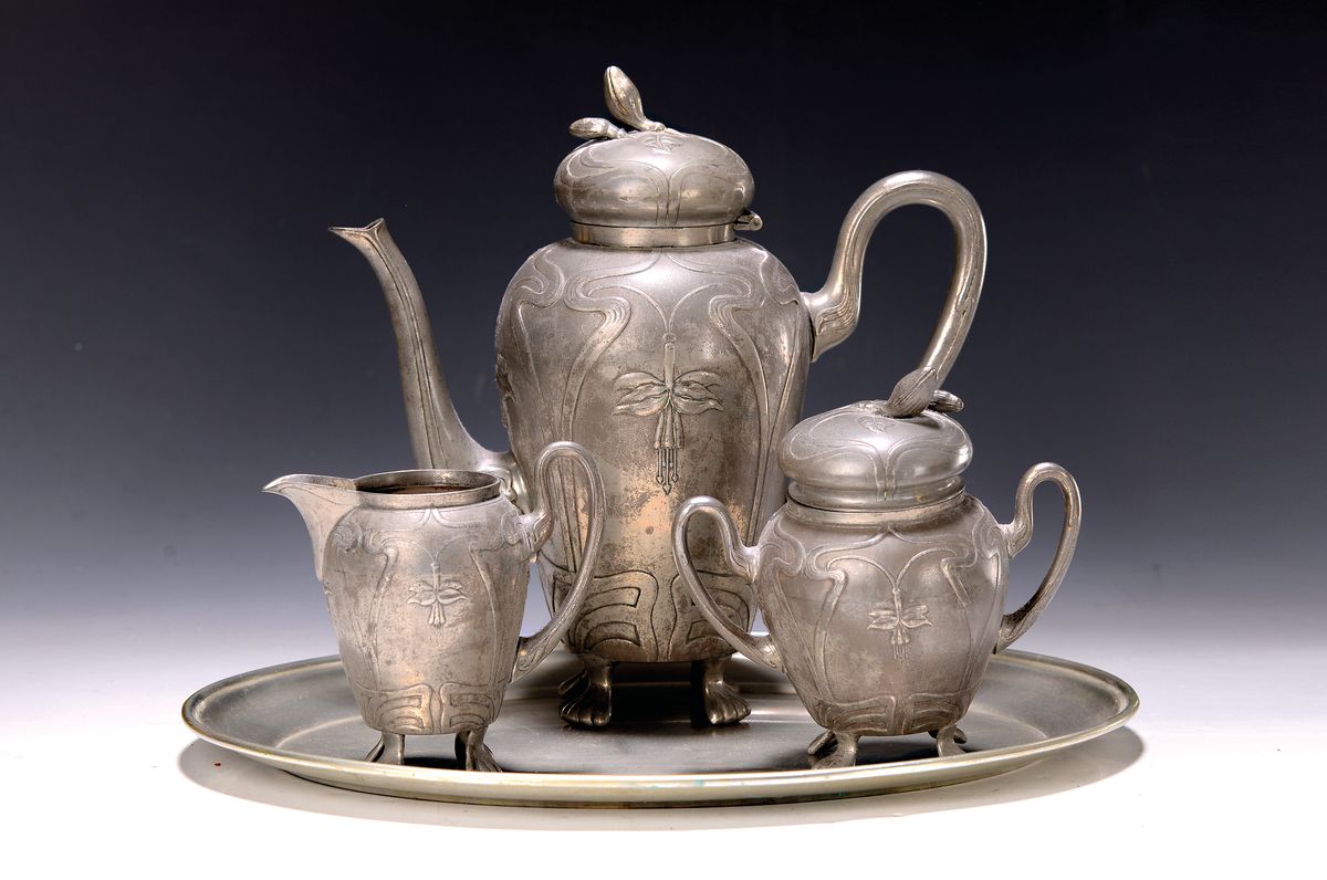Kernstück, Metallwarenfabrik Eduard Hueck, Lüdenscheid, um 1900/10, Silberzinn, ornamental-floraler Bänderdekor im Jugendstil, Tatzenfüße ...