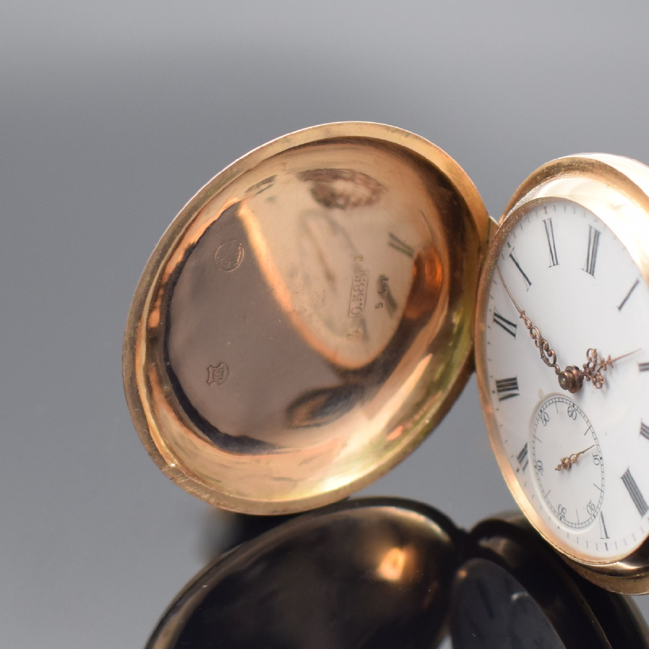 Detail a: Savonette Herrentaschenuhr in RG 585/000, Schweiz um 1910, guill. 2-Deckel Goldgeh. l. dell., verg. Cuv., Emailzifferbl. m. röm. Std., verg. 3/4 ...