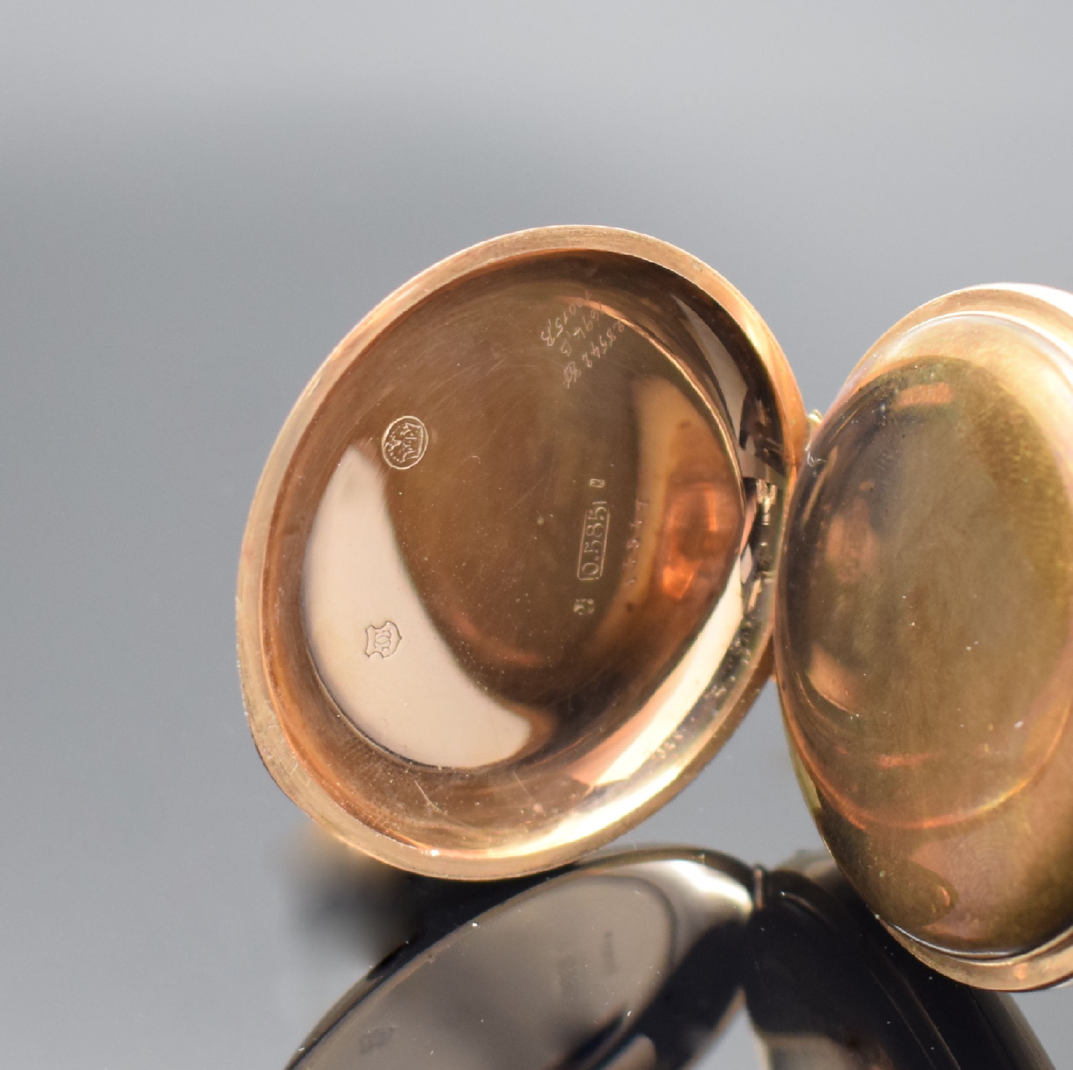 Detail d: Savonette Herrentaschenuhr in RG 585/000, Schweiz um 1910, guill. 2-Deckel Goldgeh. l. dell., verg. Cuv., Emailzifferbl. m. röm. Std., verg. 3/4 ...