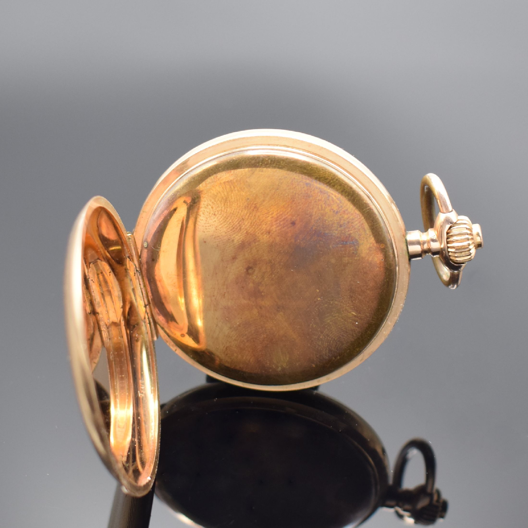 Detail e: Savonette Herrentaschenuhr in RG 585/000, Schweiz um 1910, guill. 2-Deckel Goldgeh. l. dell., verg. Cuv., Emailzifferbl. m. röm. Std., verg. 3/4 ...