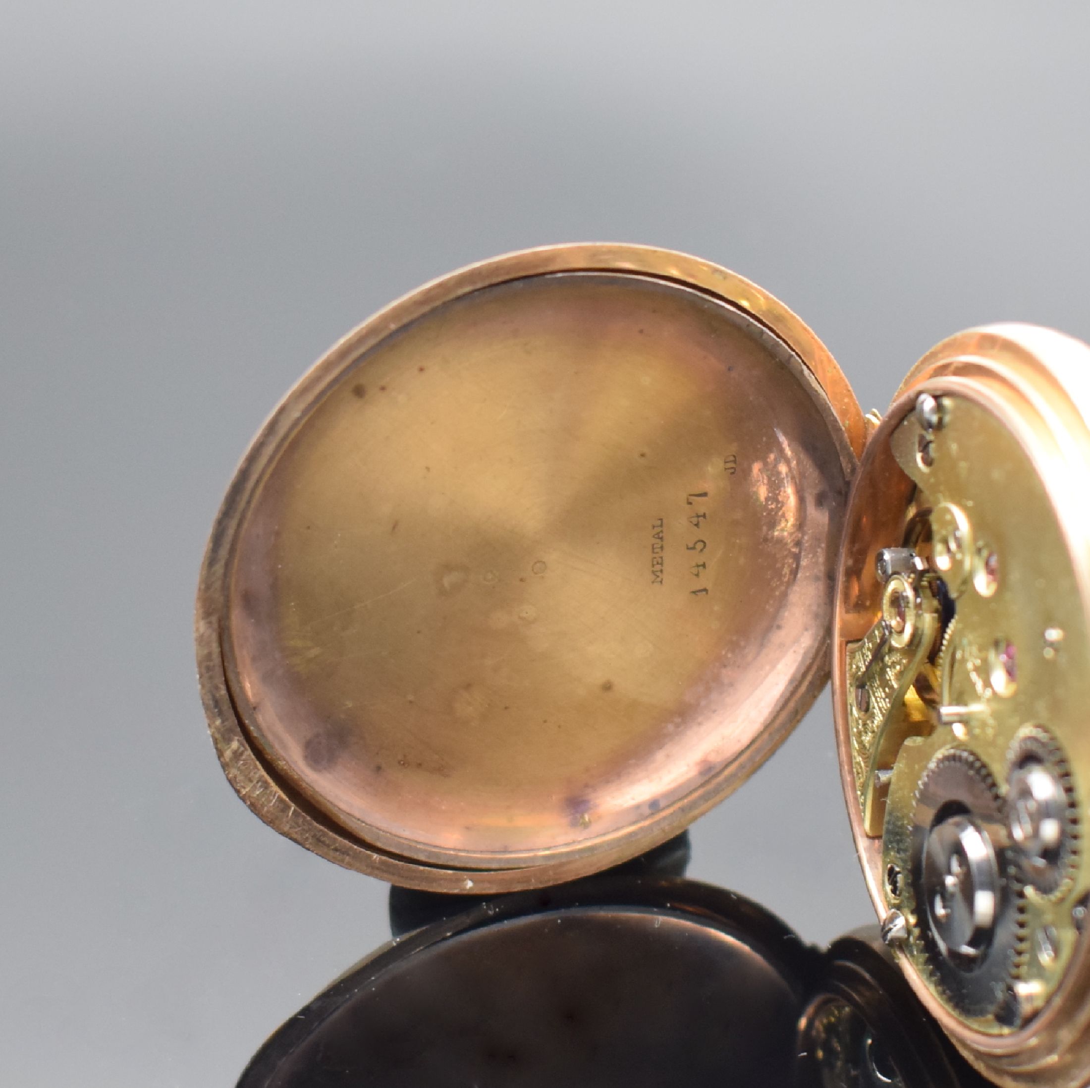 Detail f: Savonette Herrentaschenuhr in RG 585/000, Schweiz um 1910, guill. 2-Deckel Goldgeh. l. dell., verg. Cuv., Emailzifferbl. m. röm. Std., verg. 3/4 ...