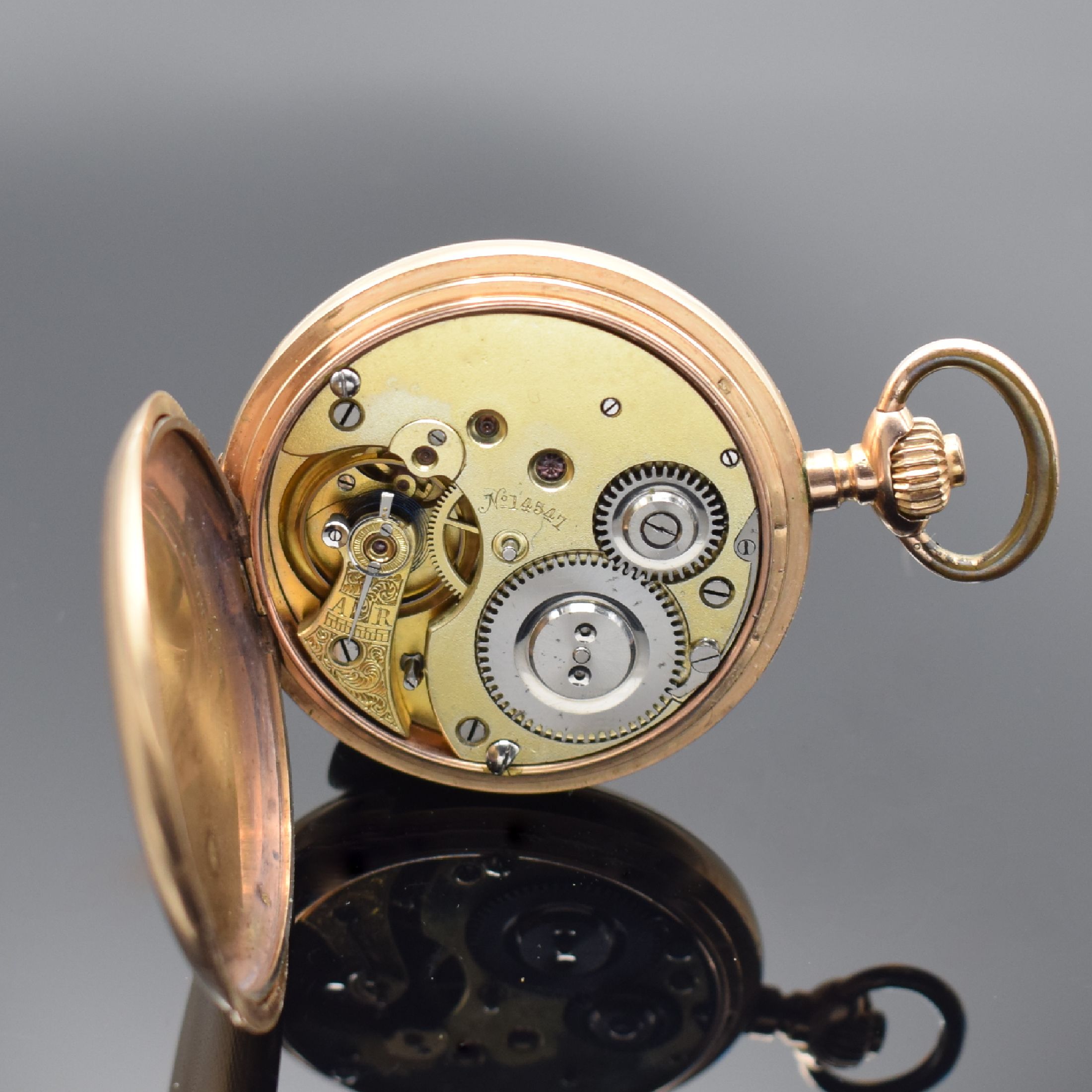 Detail g: Savonette Herrentaschenuhr in RG 585/000, Schweiz um 1910, guill. 2-Deckel Goldgeh. l. dell., verg. Cuv., Emailzifferbl. m. röm. Std., verg. 3/4 ...
