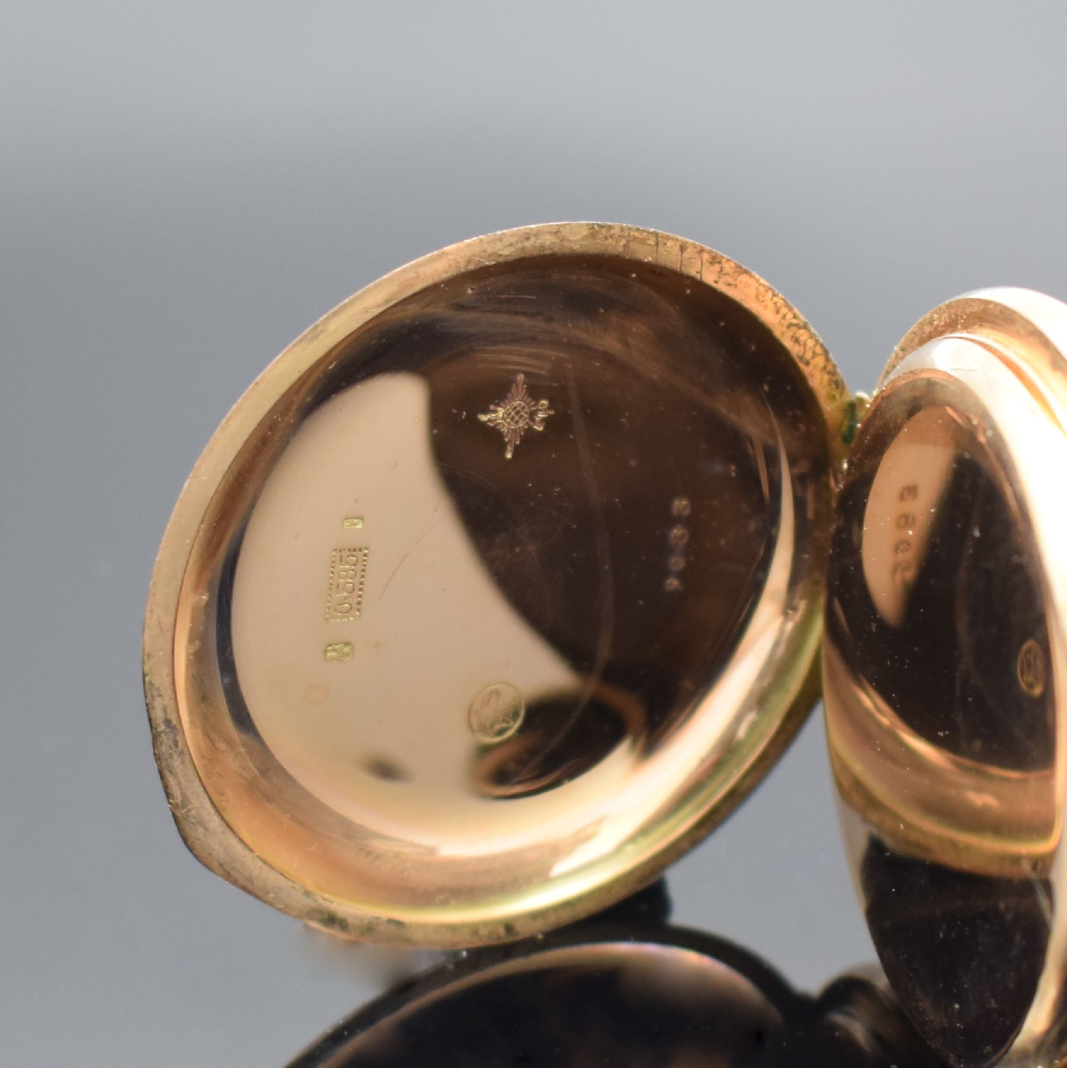 Detail d: C. EIGENMANN NÜRNBERG Savonette Herrentaschenuhr in RG 585/000, Schweiz/Deutschland um 1908, guill. 3-Deckel Goldgeh. l. dell., Sprungdeckel m. ...