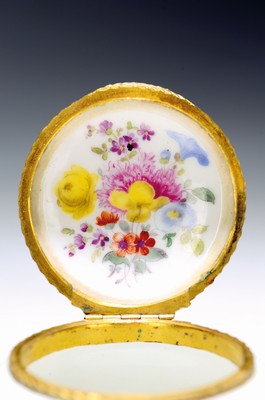 26574012a - Tabatiere, Meissen, around 1750/60, slightly bulging baluster-shaped body, floral bouquet painting of fine quality on all sides, also painted on the inside lid, gilded, twisted fittings, H. approx. 5 cm, W. approx. 6 cm