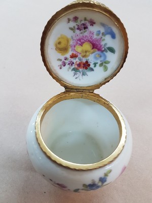 26574012b - Tabatiere, Meissen, around 1750/60, slightly bulging baluster-shaped body, floral bouquet painting of fine quality on all sides, also painted on the inside lid, gilded, twisted fittings, H. approx. 5 cm, W. approx. 6 cm