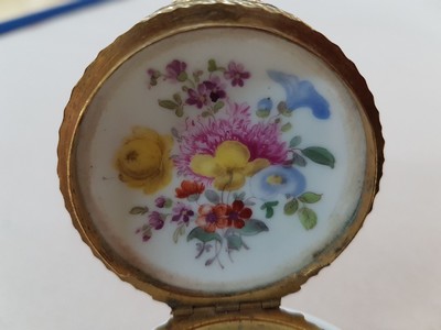 26574012c - Tabatiere, Meissen, around 1750/60, slightly bulging baluster-shaped body, floral bouquet painting of fine quality on all sides, also painted on the inside lid, gilded, twisted fittings, H. approx. 5 cm, W. approx. 6 cm