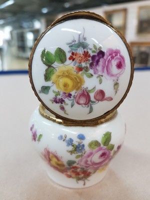 26574012d - Tabatiere, Meissen, around 1750/60, slightly bulging baluster-shaped body, floral bouquet painting of fine quality on all sides, also painted on the inside lid, gilded, twisted fittings, H. approx. 5 cm, W. approx. 6 cm