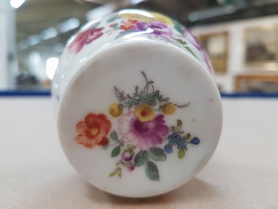26574012e - Tabatiere, Meissen, around 1750/60, slightly bulging baluster-shaped body, floral bouquet painting of fine quality on all sides, also painted on the inside lid, gilded, twisted fittings, H. approx. 5 cm, W. approx. 6 cm