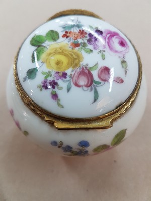 26574012f - Tabatiere, Meissen, around 1750/60, slightly bulging baluster-shaped body, floral bouquet painting of fine quality on all sides, also painted on the inside lid, gilded, twisted fittings, H. approx. 5 cm, W. approx. 6 cm