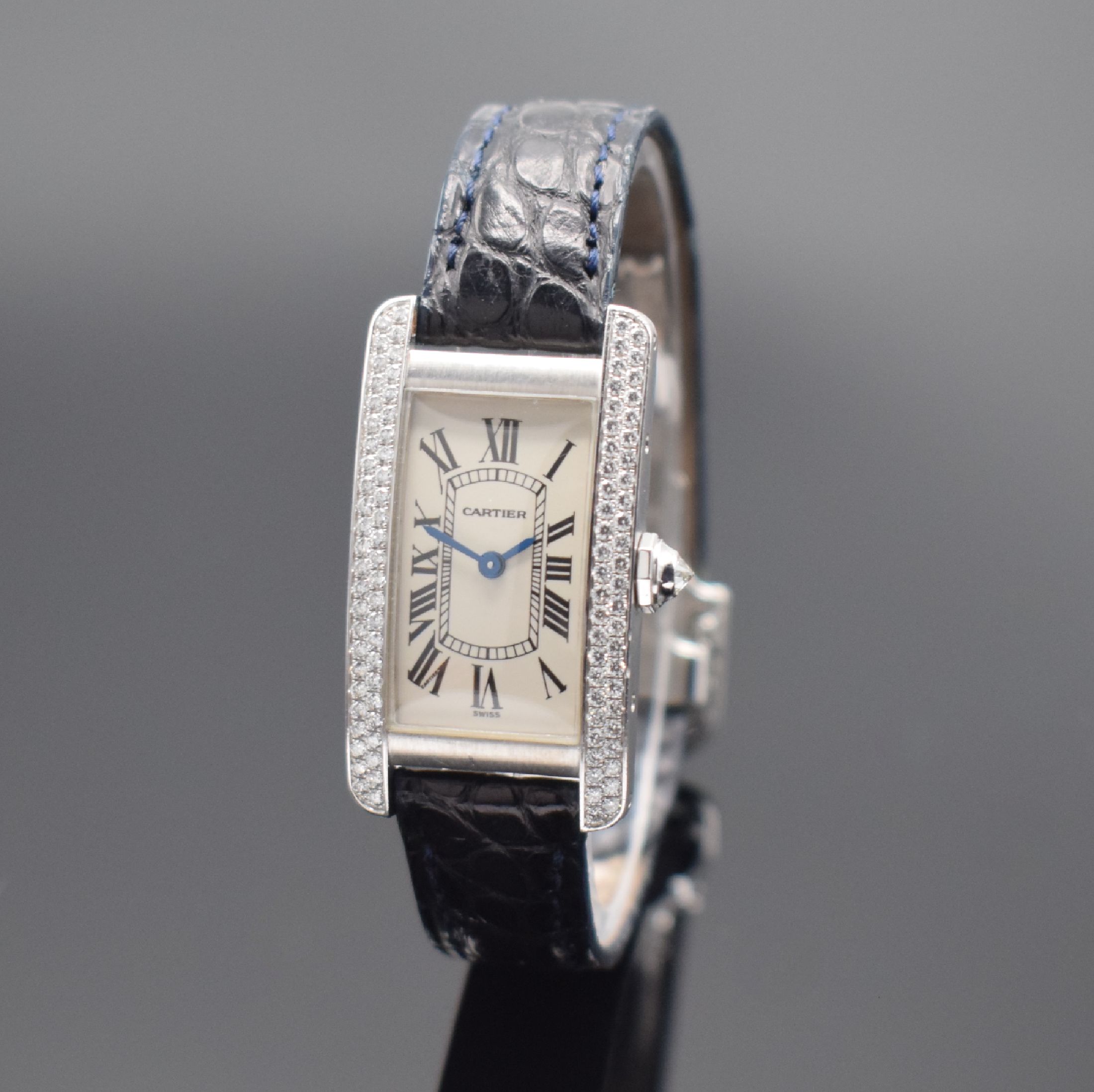 CARTIER Tank Americaine Damenarmbanduhr in WG 750/000 mit Diamantenbesatz Referenz 1713, Schweiz um 2005, quarz, rechteckiges Gehäuse und Krone ...