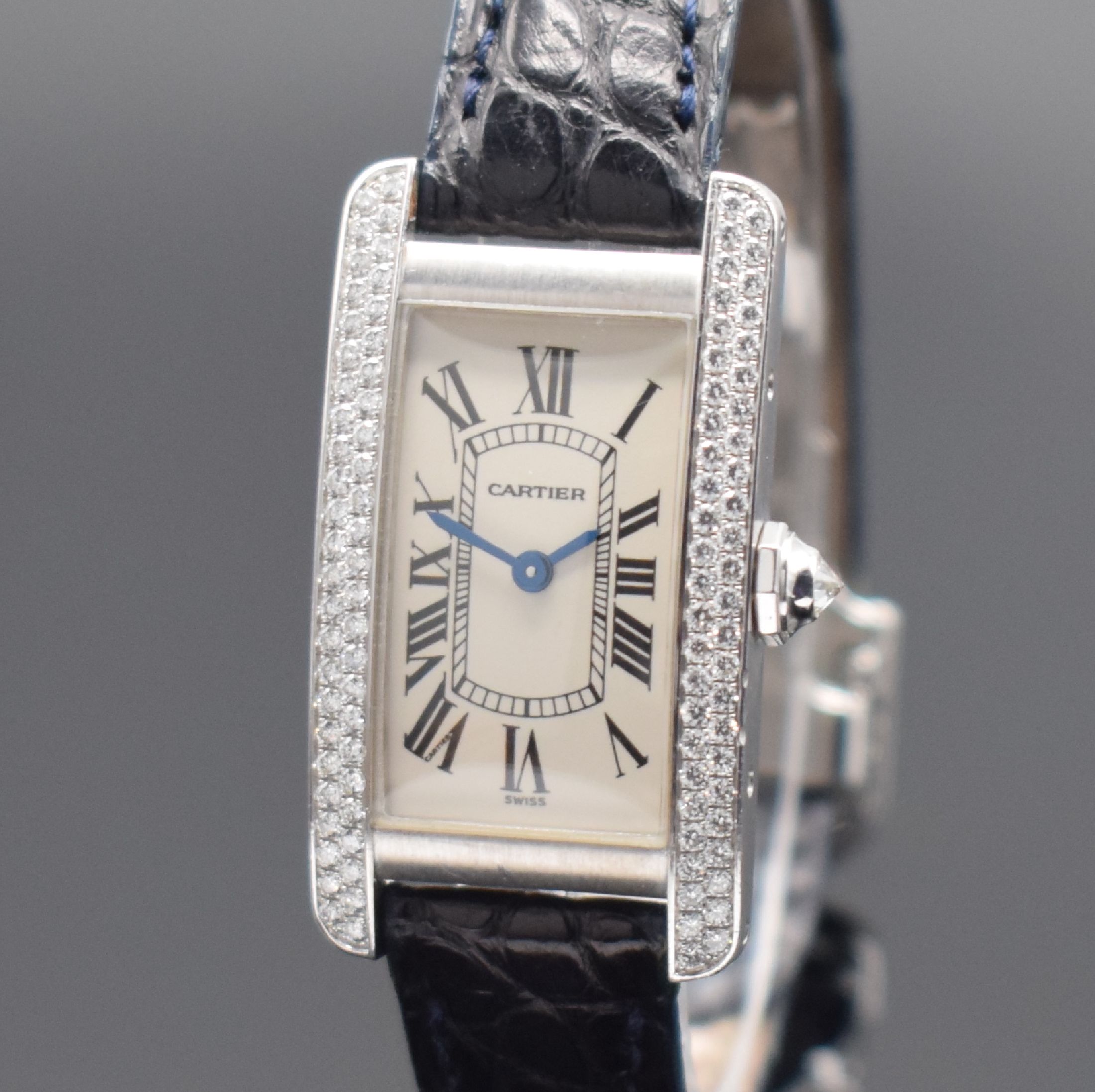 Detail a: CARTIER Tank Americaine Damenarmbanduhr in WG 750/000 mit Diamantenbesatz Referenz 1713, Schweiz um 2005, quarz, rechteckiges Gehäuse und Krone ...