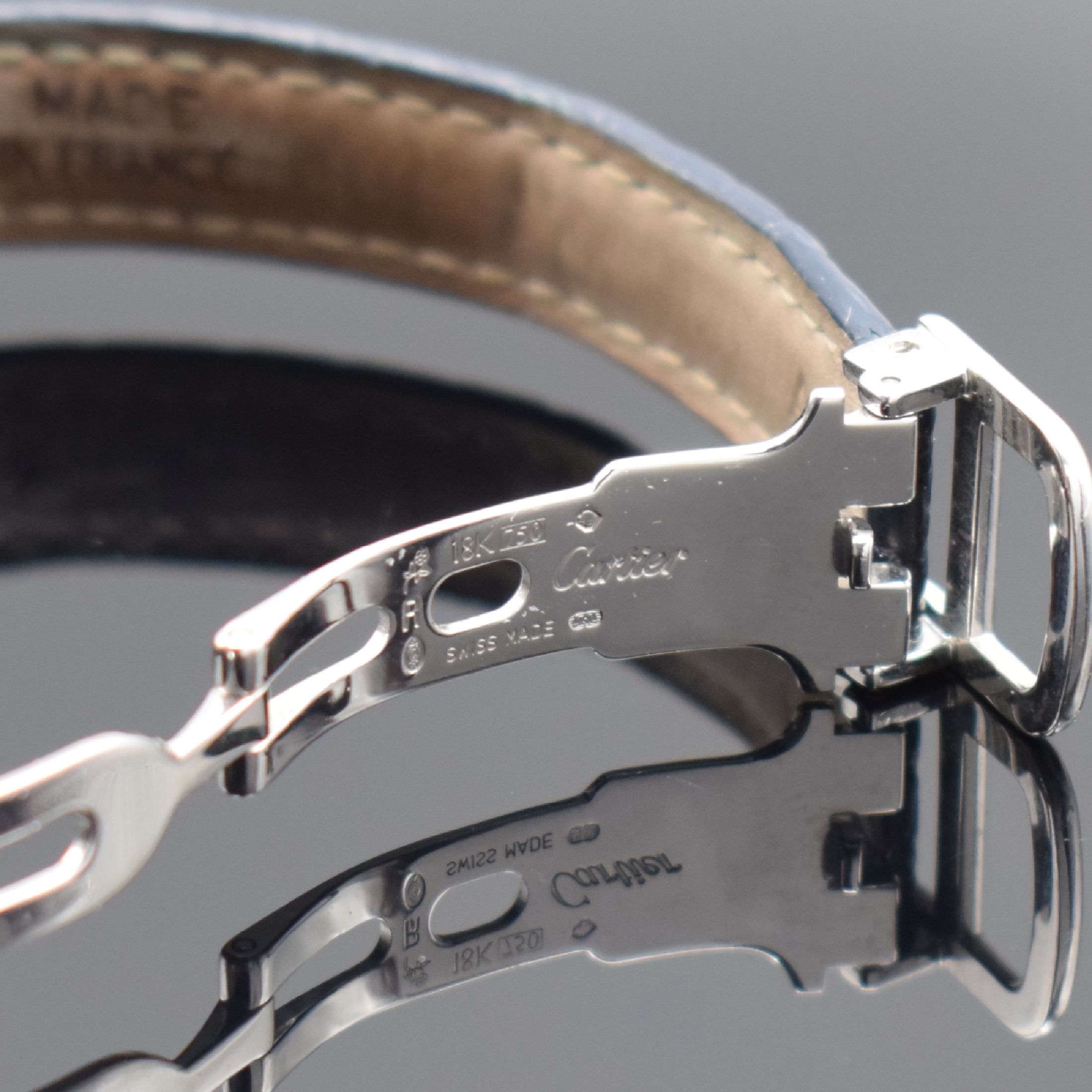 Detail b: CARTIER Tank Americaine Damenarmbanduhr in WG 750/000 mit Diamantenbesatz Referenz 1713, Schweiz um 2005, quarz, rechteckiges Gehäuse und Krone ...