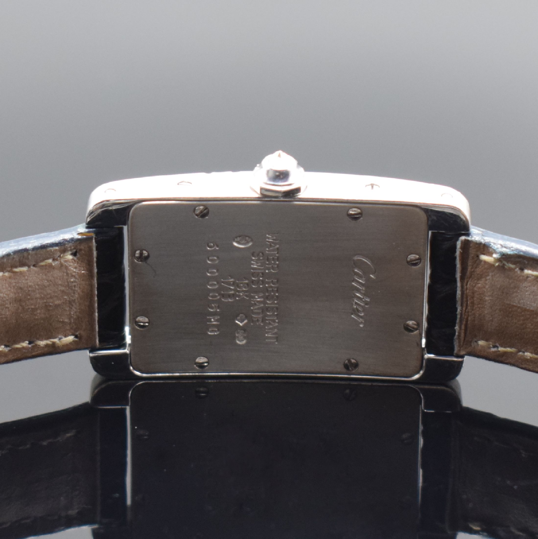 Detail d: CARTIER Tank Americaine Damenarmbanduhr in WG 750/000 mit Diamantenbesatz Referenz 1713, Schweiz um 2005, quarz, rechteckiges Gehäuse und Krone ...