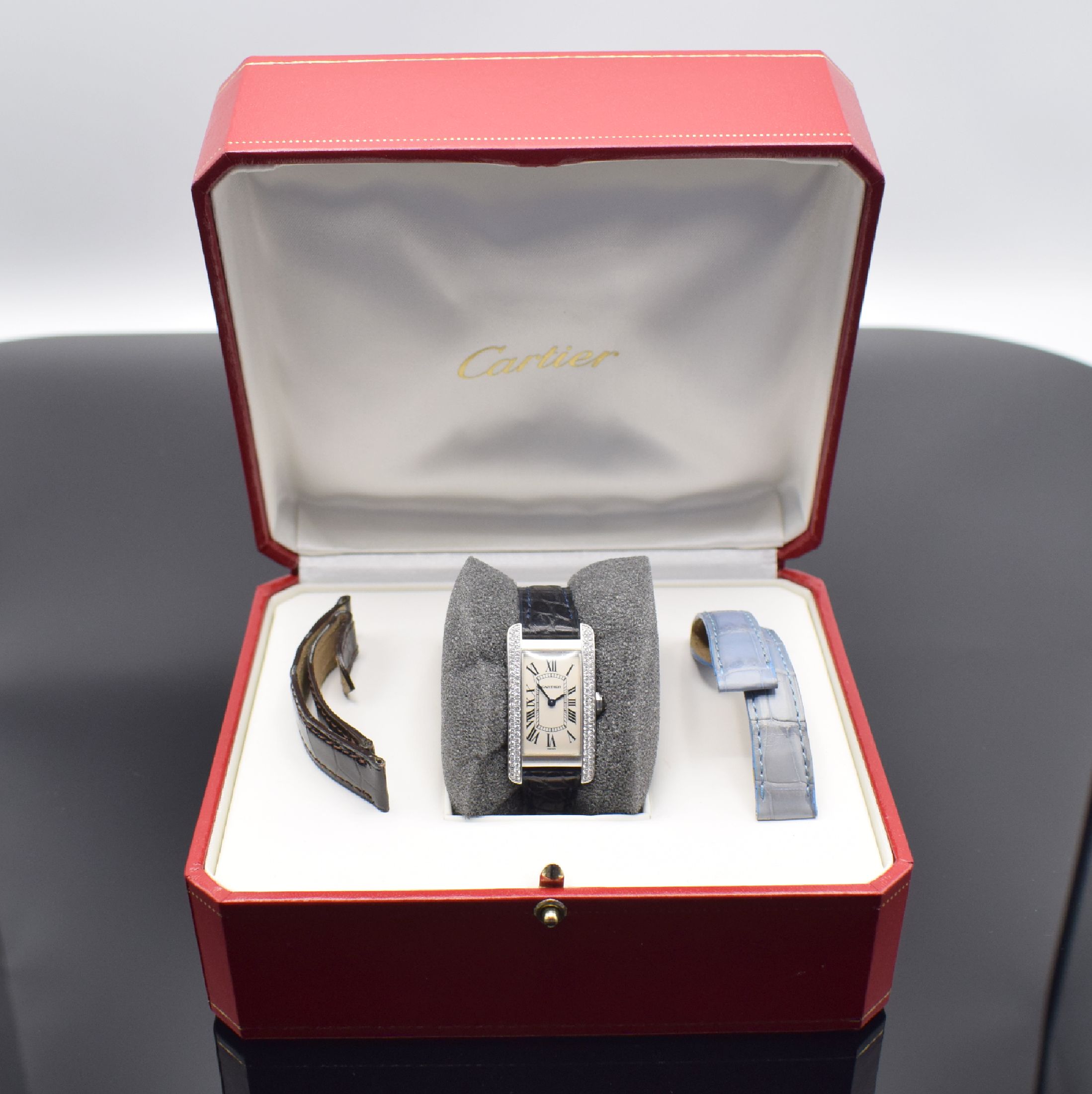 Detail e: CARTIER Tank Americaine Damenarmbanduhr in WG 750/000 mit Diamantenbesatz Referenz 1713, Schweiz um 2005, quarz, rechteckiges Gehäuse und Krone ...
