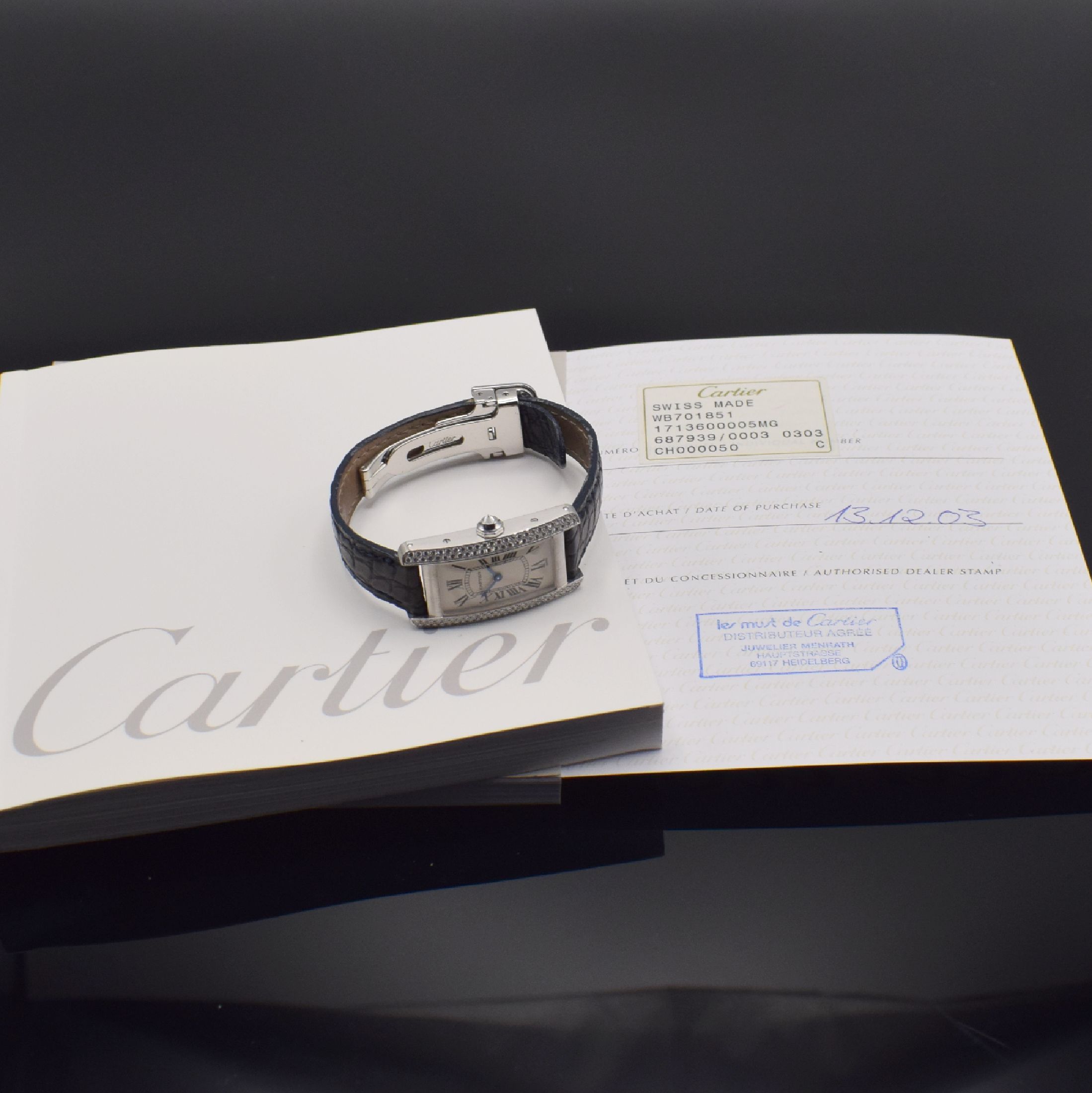 Detail f: CARTIER Tank Americaine Damenarmbanduhr in WG 750/000 mit Diamantenbesatz Referenz 1713, Schweiz um 2005, quarz, rechteckiges Gehäuse und Krone ...