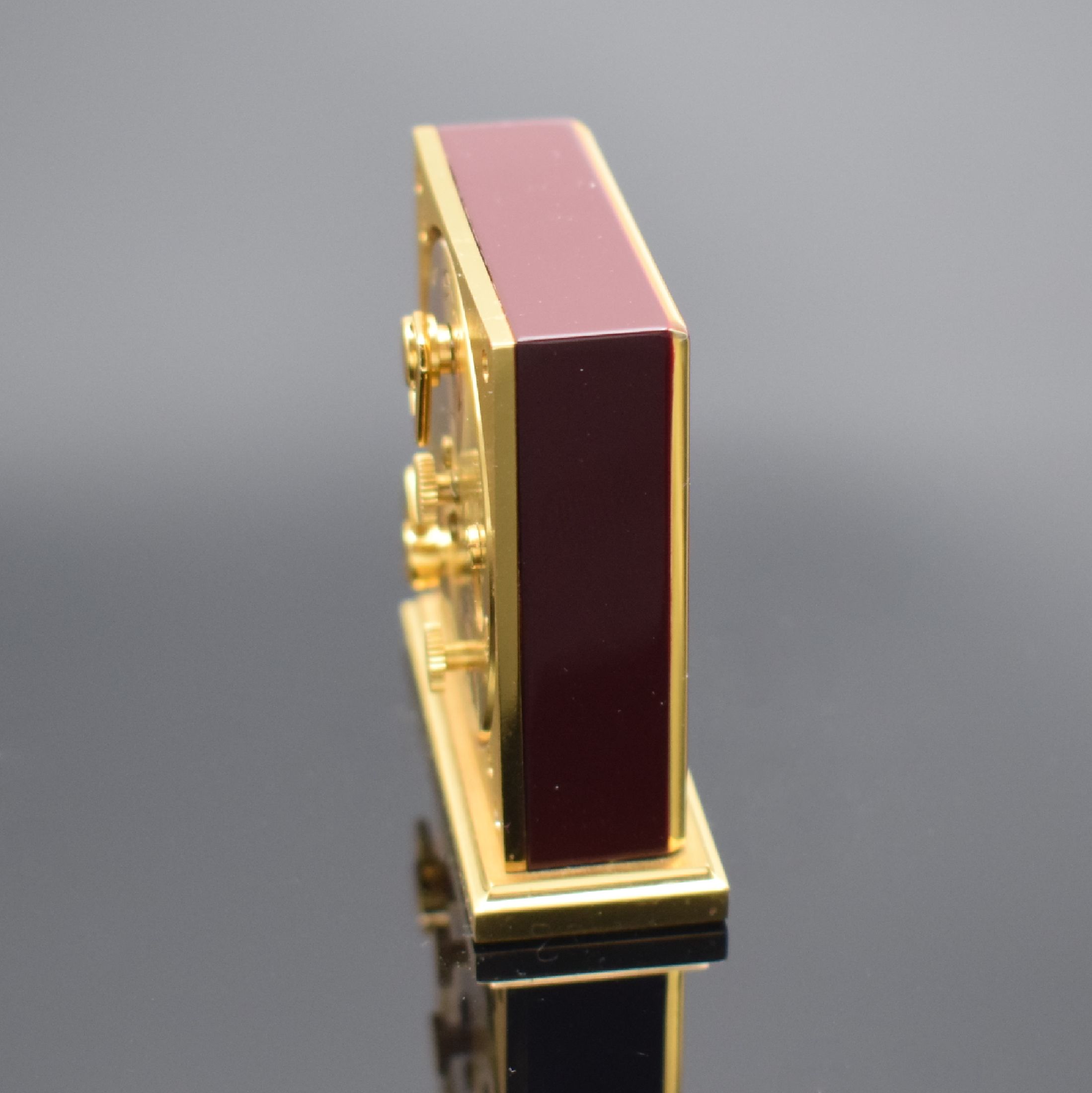 Detail b: HERMES Paris kleiner Tischwecker, Schweiz/ Frankreich um 1970, Messinggehäuse teils bordeaux-farben lackiert, cremefarb. Zifferbl. m. arab. Zahlen, ...