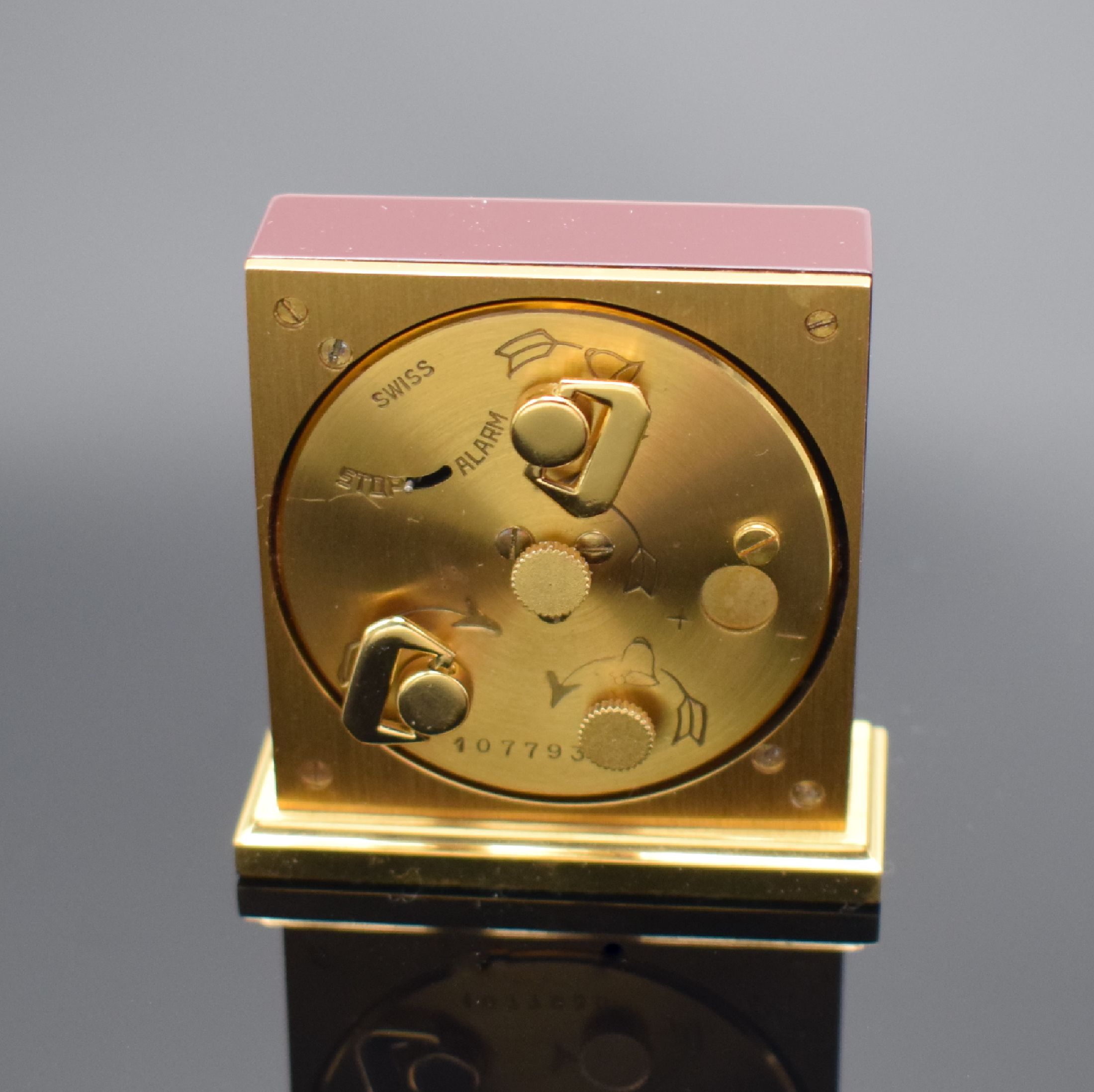 Detail c: HERMES Paris kleiner Tischwecker, Schweiz/ Frankreich um 1970, Messinggehäuse teils bordeaux-farben lackiert, cremefarb. Zifferbl. m. arab. Zahlen, ...