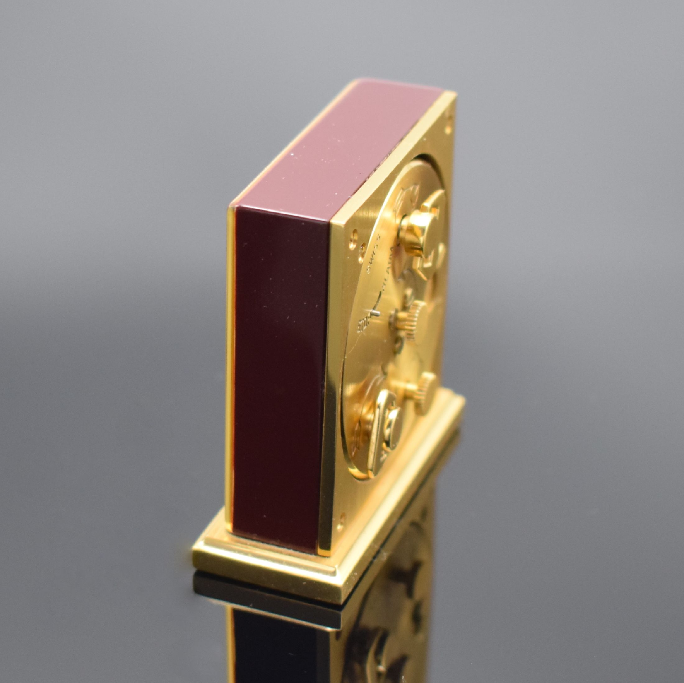 Detail d: HERMES Paris kleiner Tischwecker, Schweiz/ Frankreich um 1970, Messinggehäuse teils bordeaux-farben lackiert, cremefarb. Zifferbl. m. arab. Zahlen, ...