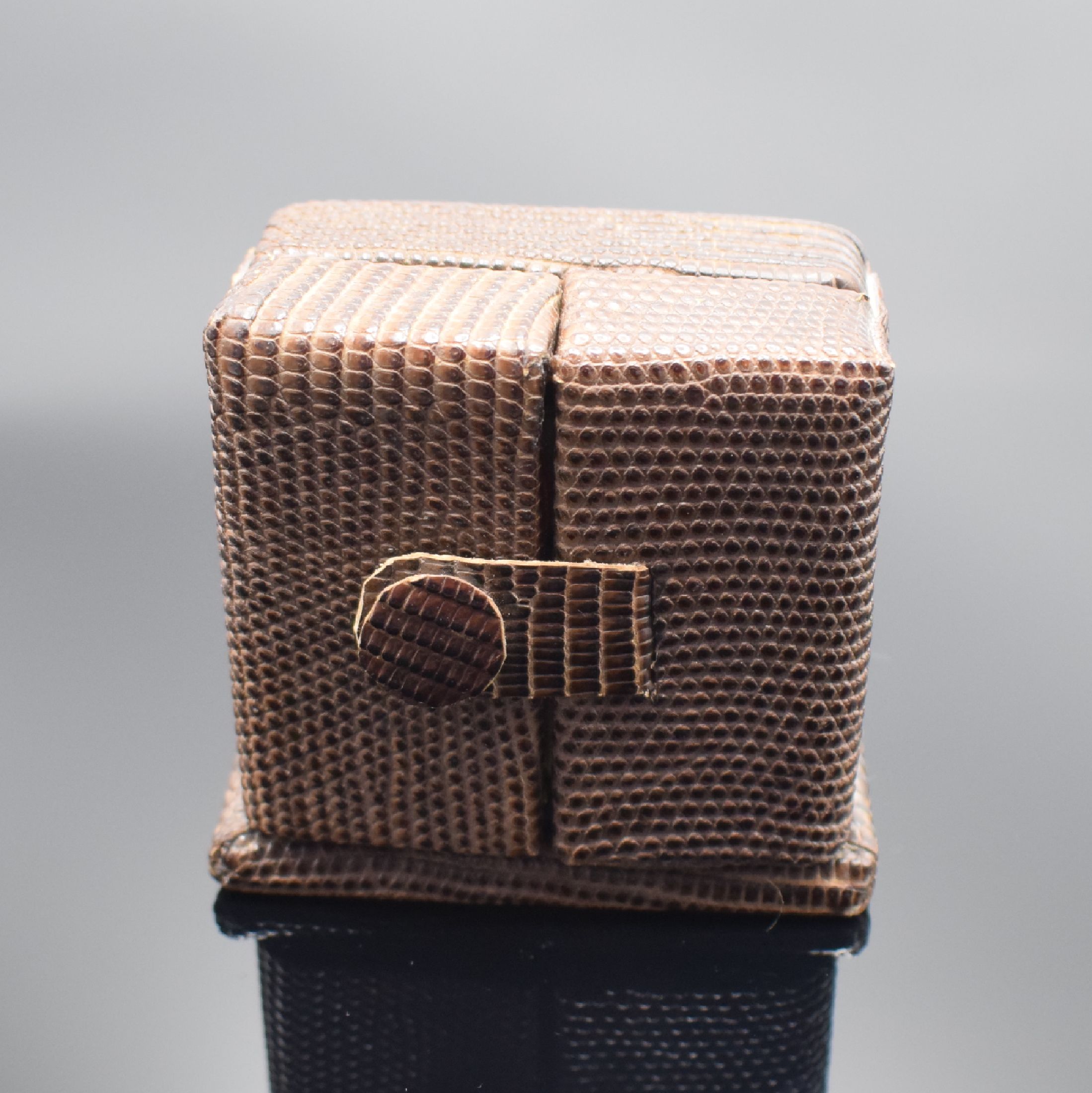 Detail e: HERMES Paris kleiner Tischwecker, Schweiz/ Frankreich um 1970, Messinggehäuse teils bordeaux-farben lackiert, cremefarb. Zifferbl. m. arab. Zahlen, ...