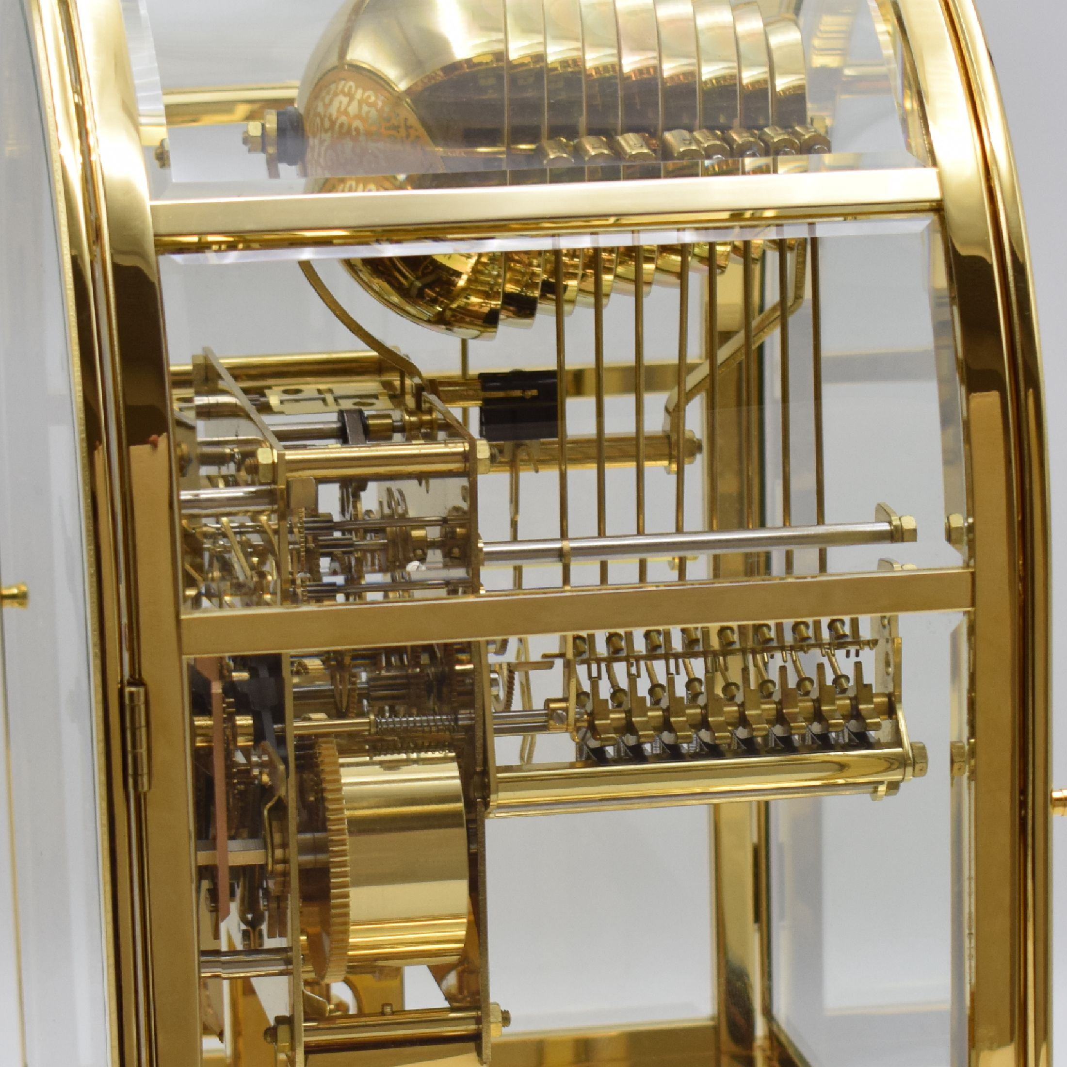 Detail h: KIENINGER seltene, verglaste Tischuhr mit Vollkalenderanzeige und 1/4-Schlag auf 9 Glocken mit 3 Melodien, Deutschland um 1990, 5-seitig ...