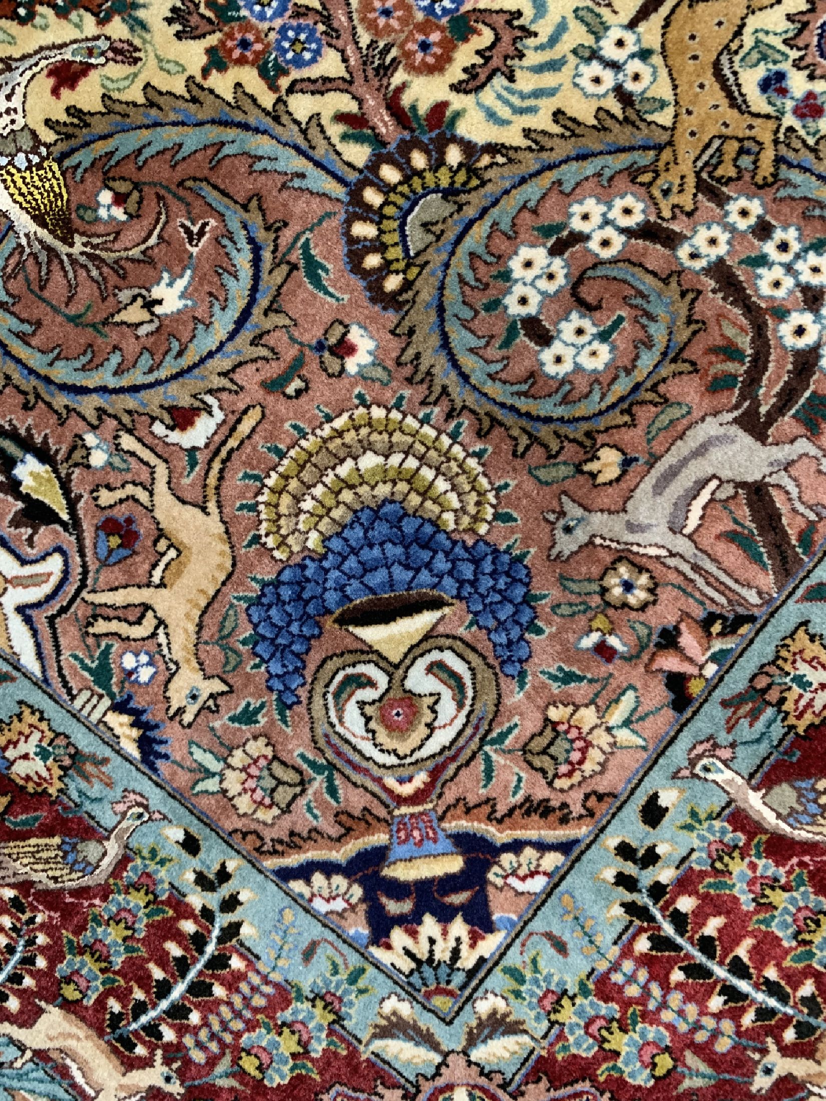 Detail d: Täbriz fein alt, signiert, Persien, um 1940, Korkwolle mit und auf Seide, ca. 217 x 145 cm, ca. 500.000 Kn/qm, gereinigt, EHZ: 1-2.