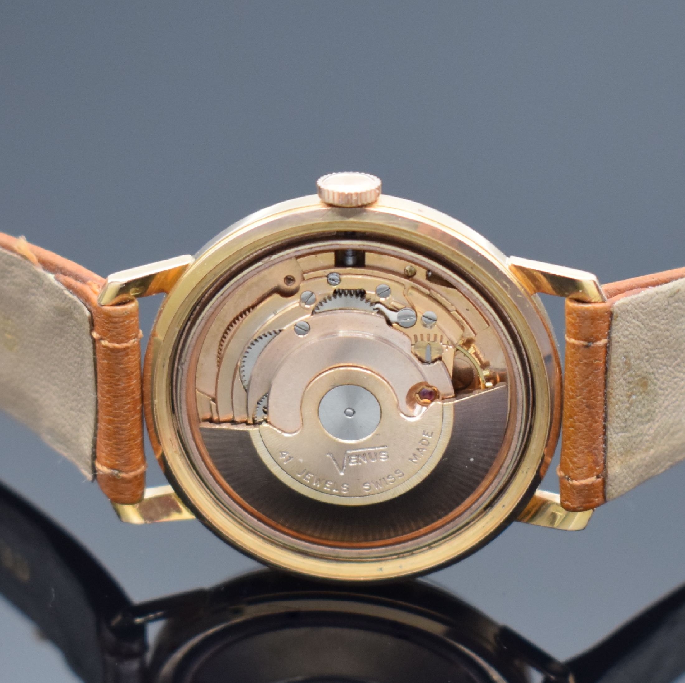 Detail d: VENUS Herrenarmbanduhr in RG 750/000, Schweiz um 1960, Automatik, 2-tlg. Geh., Boden verschr., aufwendiges gold. Duoton-Zifferbl.,aufges. gold. ...