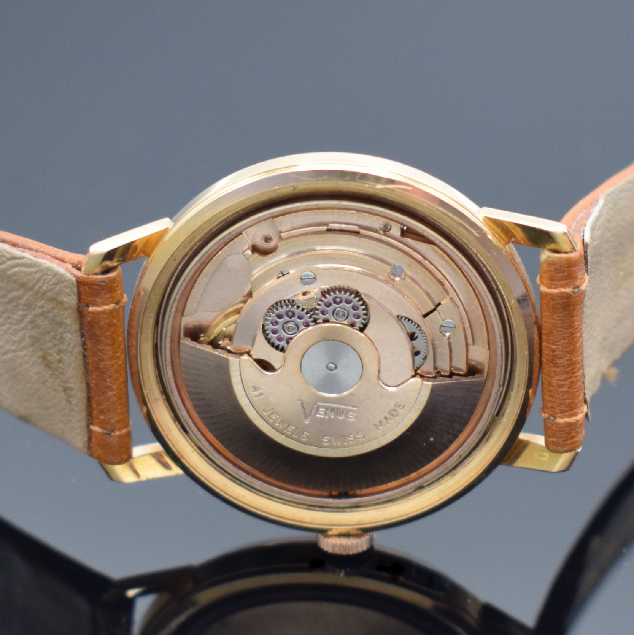 Detail e: VENUS Herrenarmbanduhr in RG 750/000, Schweiz um 1960, Automatik, 2-tlg. Geh., Boden verschr., aufwendiges gold. Duoton-Zifferbl.,aufges. gold. ...
