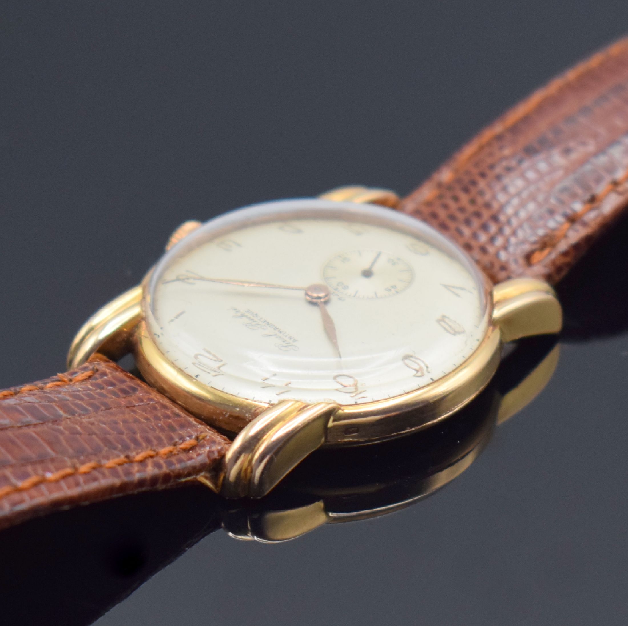 Detail b: PAUL BUHRE Herrenarmbanduhr in RG 750/000, Schweiz um 1945, Handaufzug, 2-tlg. Geh. m. ausgefallenen Anstößen, Boden aufgedr., silb. Zifferbl. fl., ...
