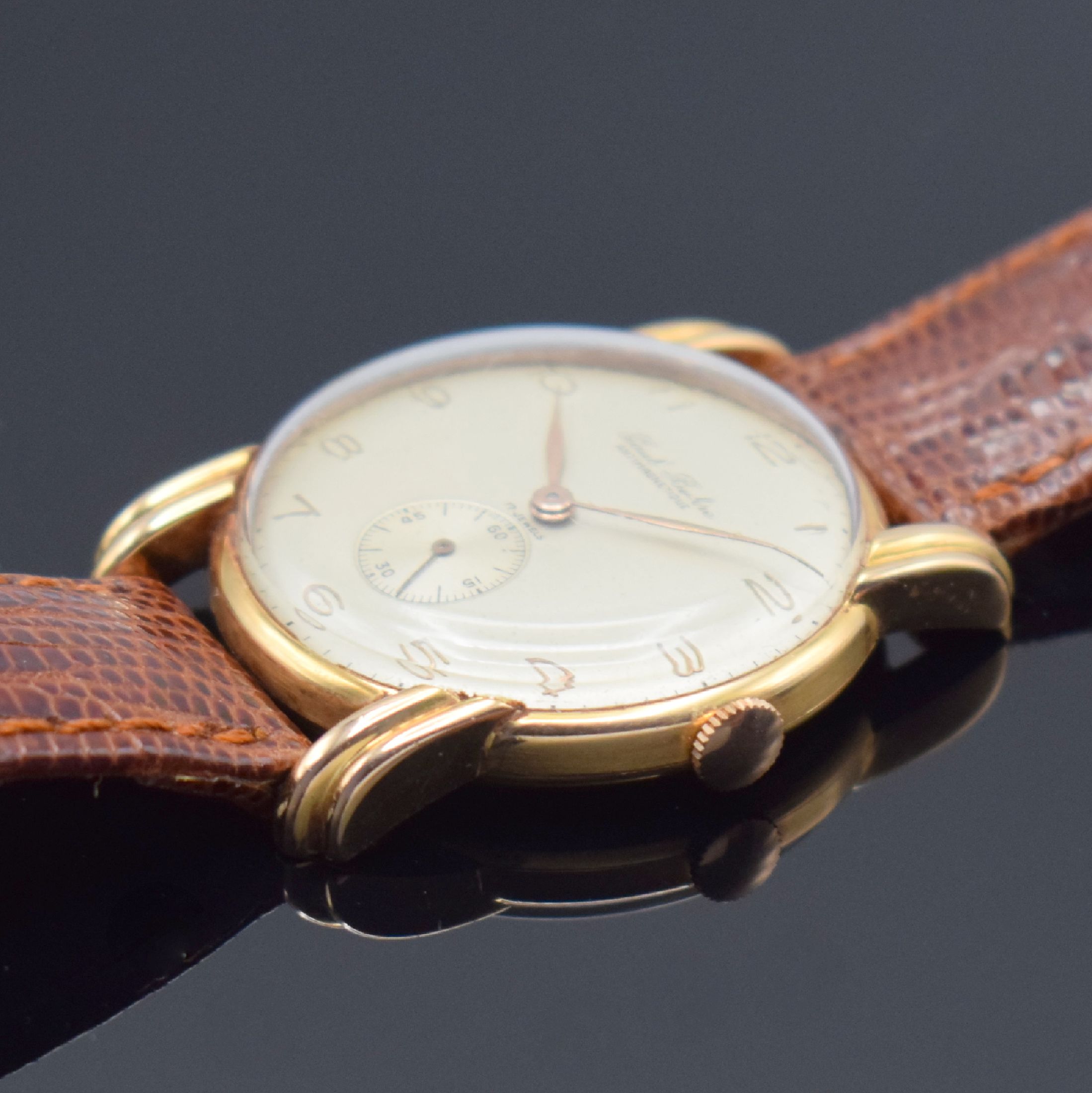 Detail c: PAUL BUHRE Herrenarmbanduhr in RG 750/000, Schweiz um 1945, Handaufzug, 2-tlg. Geh. m. ausgefallenen Anstößen, Boden aufgedr., silb. Zifferbl. fl., ...