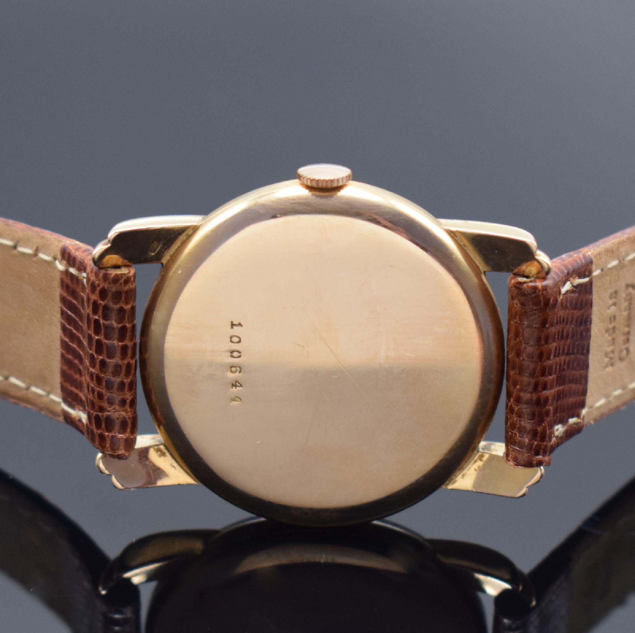 Detail d: PAUL BUHRE Herrenarmbanduhr in RG 750/000, Schweiz um 1945, Handaufzug, 2-tlg. Geh. m. ausgefallenen Anstößen, Boden aufgedr., silb. Zifferbl. fl., ...