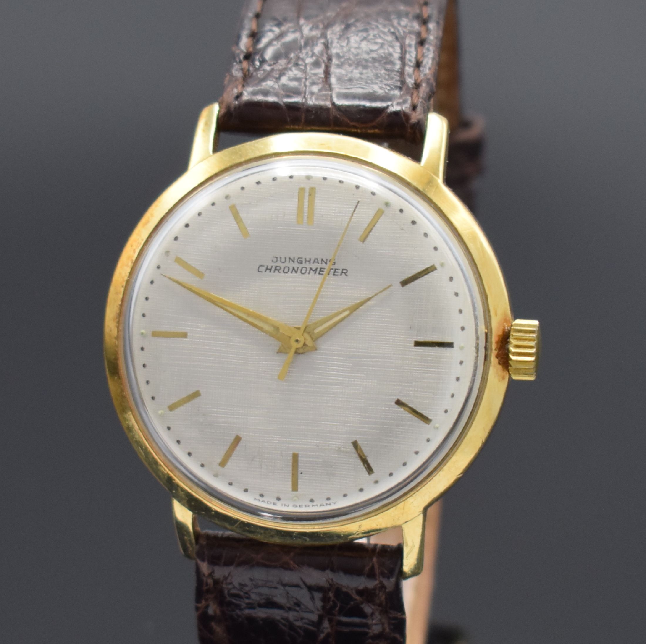 Detail a: JUNGHANS Chronometer Armbanduhr in GG 585/000, Deutschland um 1956, Handaufzug, verschr. Geh., silb. Schraffur-Zifferbl., gold. Indices, gold. ...