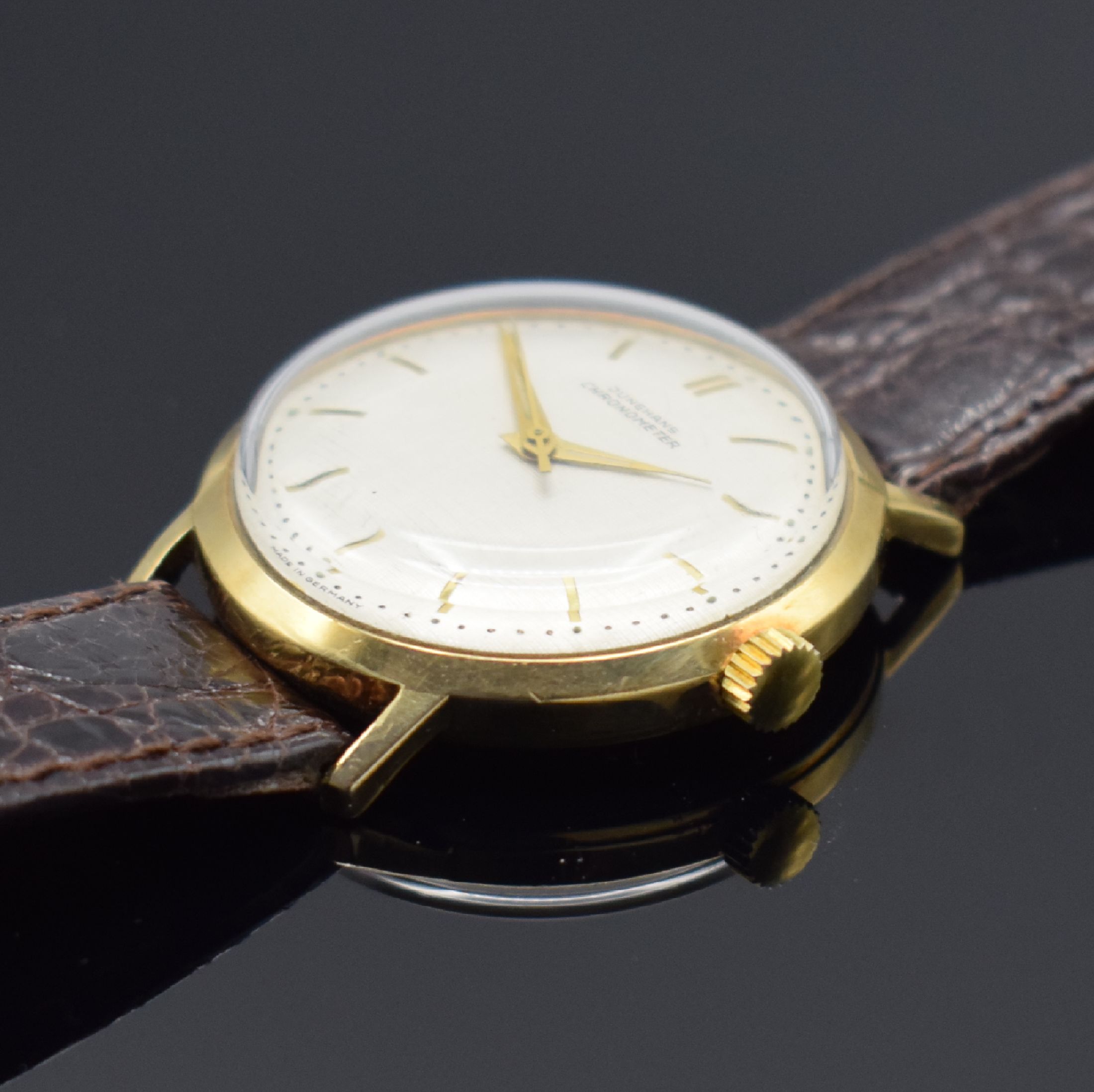 Detail b: JUNGHANS Chronometer Armbanduhr in GG 585/000, Deutschland um 1956, Handaufzug, verschr. Geh., silb. Schraffur-Zifferbl., gold. Indices, gold. ...
