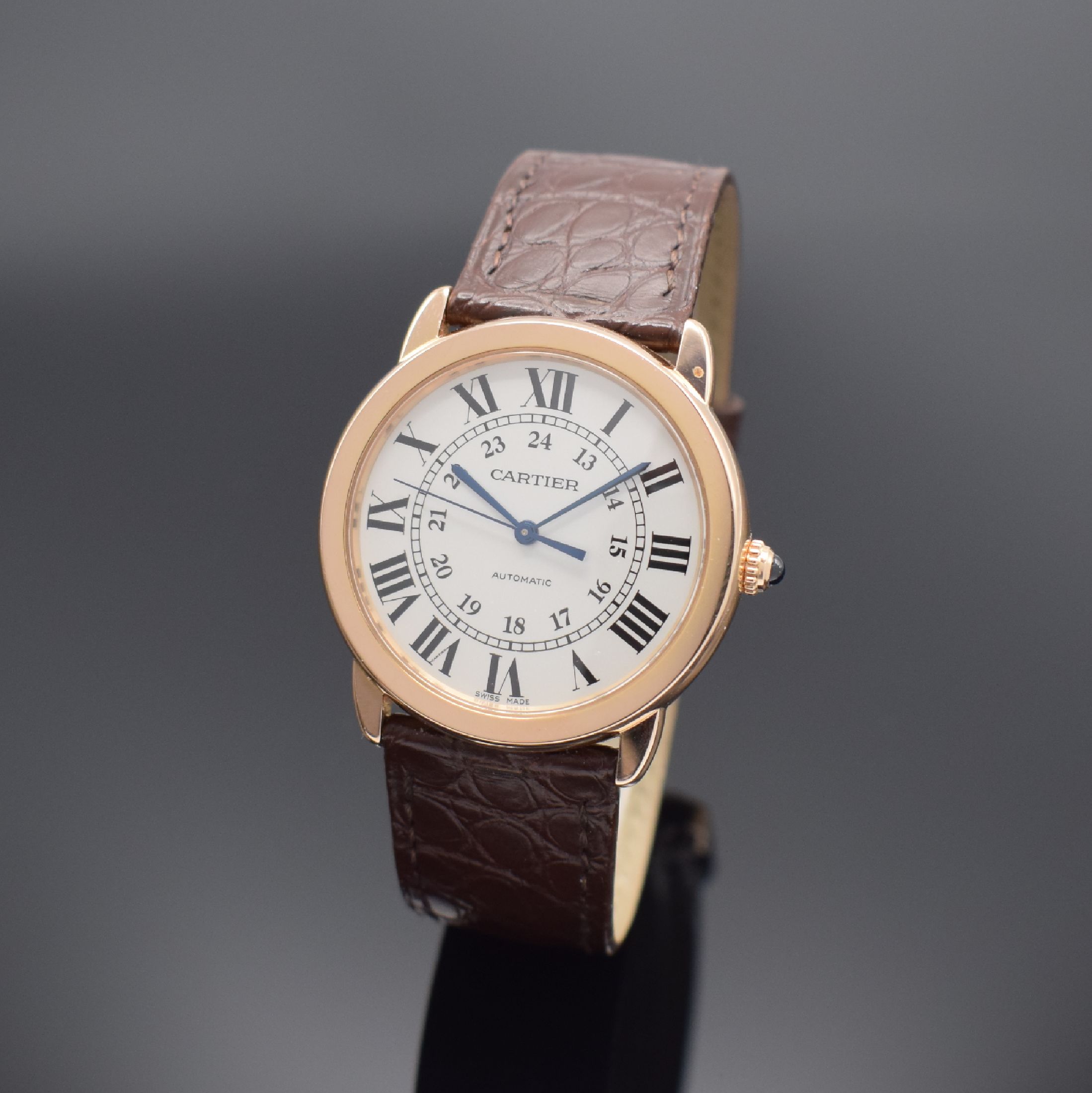 CARTIER Armbanduhr Ronde Solo in Roségold 750/000 Referenz W2RN0008, Automatik, Edelstahlboden 8-fach verschr., orig. Lederband m. orig. Roségold ...
