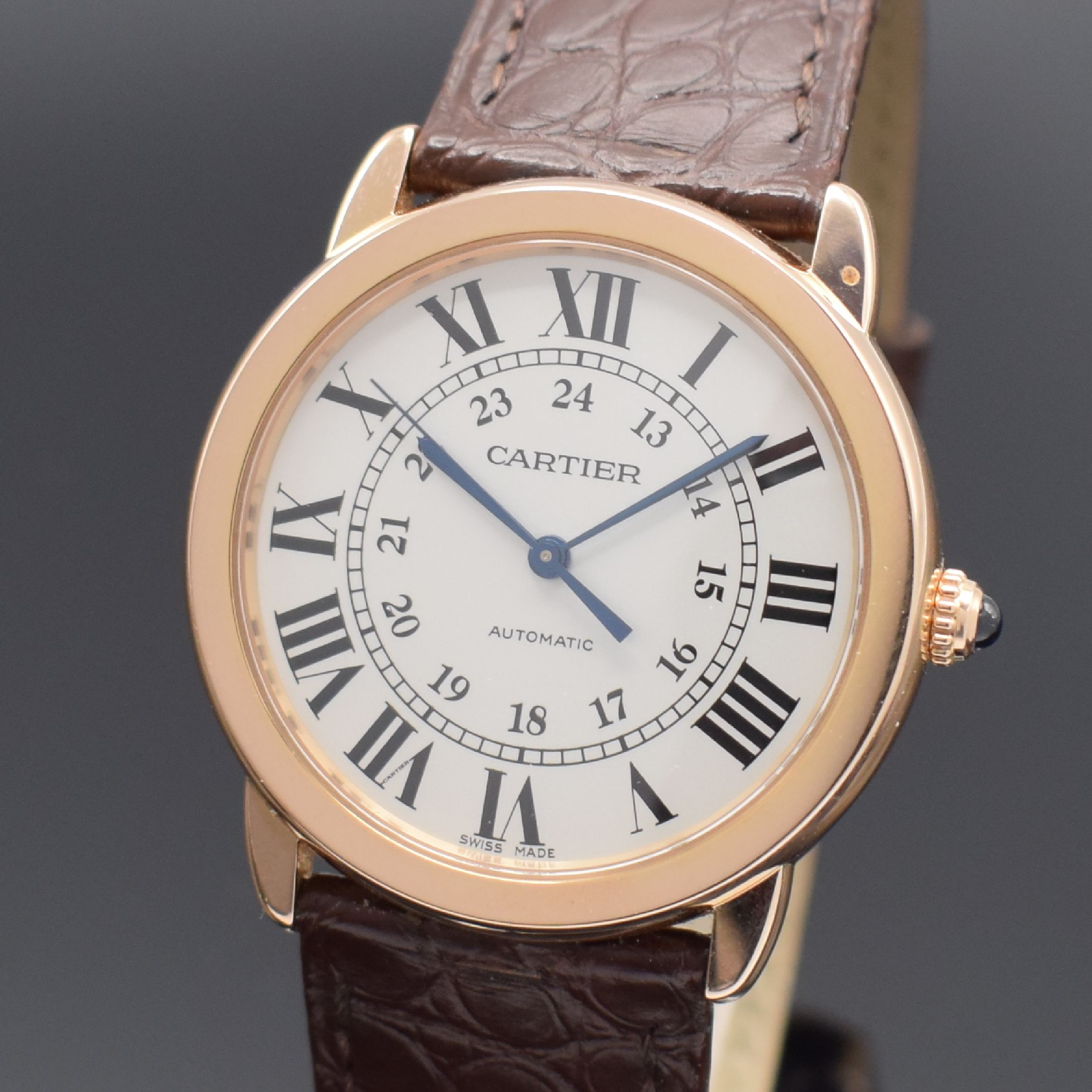 Detail a: CARTIER Armbanduhr Ronde Solo in Roségold 750/000 Referenz W2RN0008, Automatik, Edelstahlboden 8-fach verschr., orig. Lederband m. orig. Roségold ...