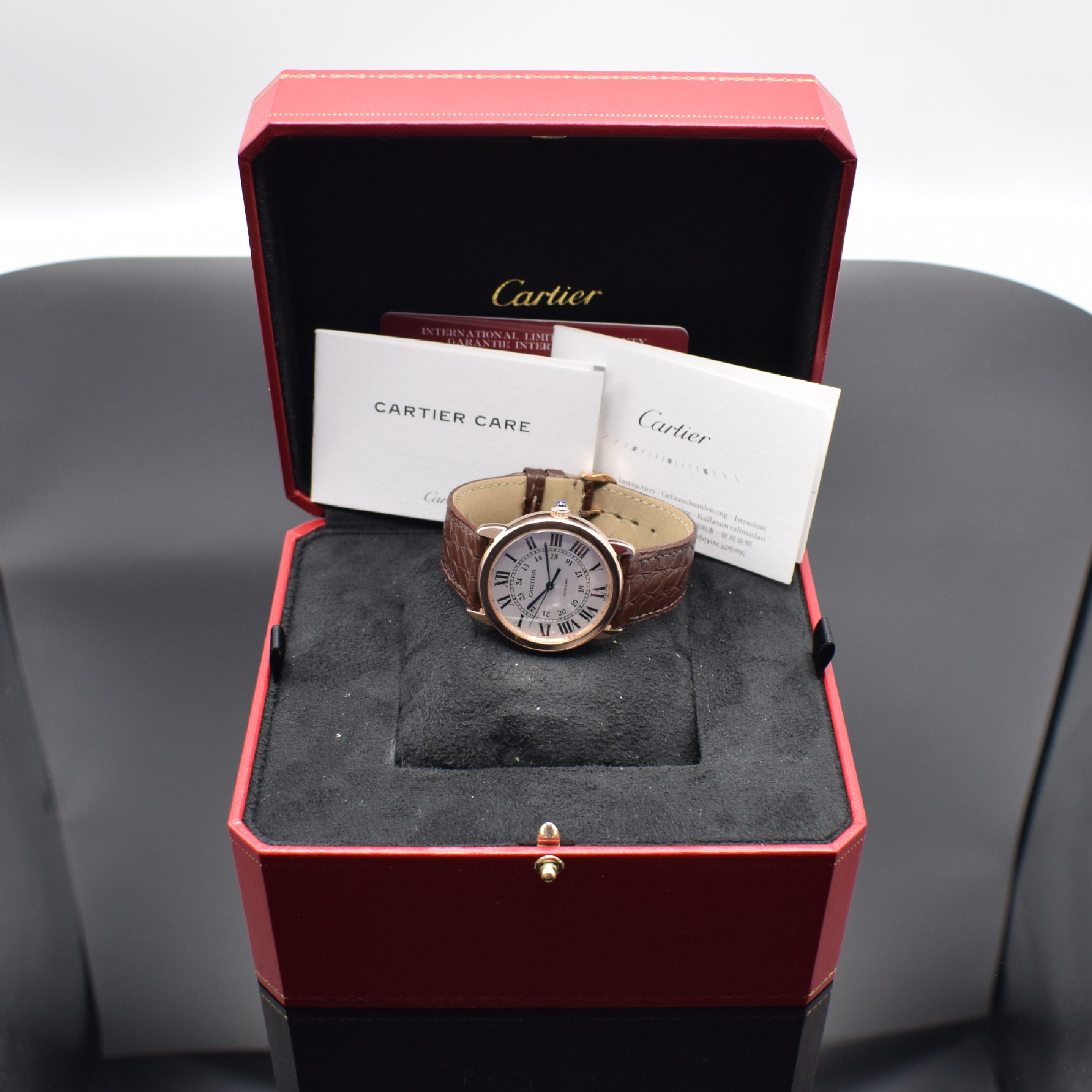 Detail e: CARTIER Armbanduhr Ronde Solo in Roségold 750/000 Referenz W2RN0008, Automatik, Edelstahlboden 8-fach verschr., orig. Lederband m. orig. Roségold ...