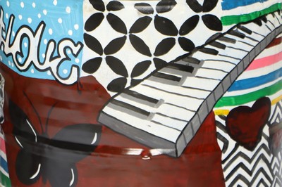 26579544c - Beistelltisch "StreetArt", Teil eines Metallfasses wurde im sogen. Upcycling- ...