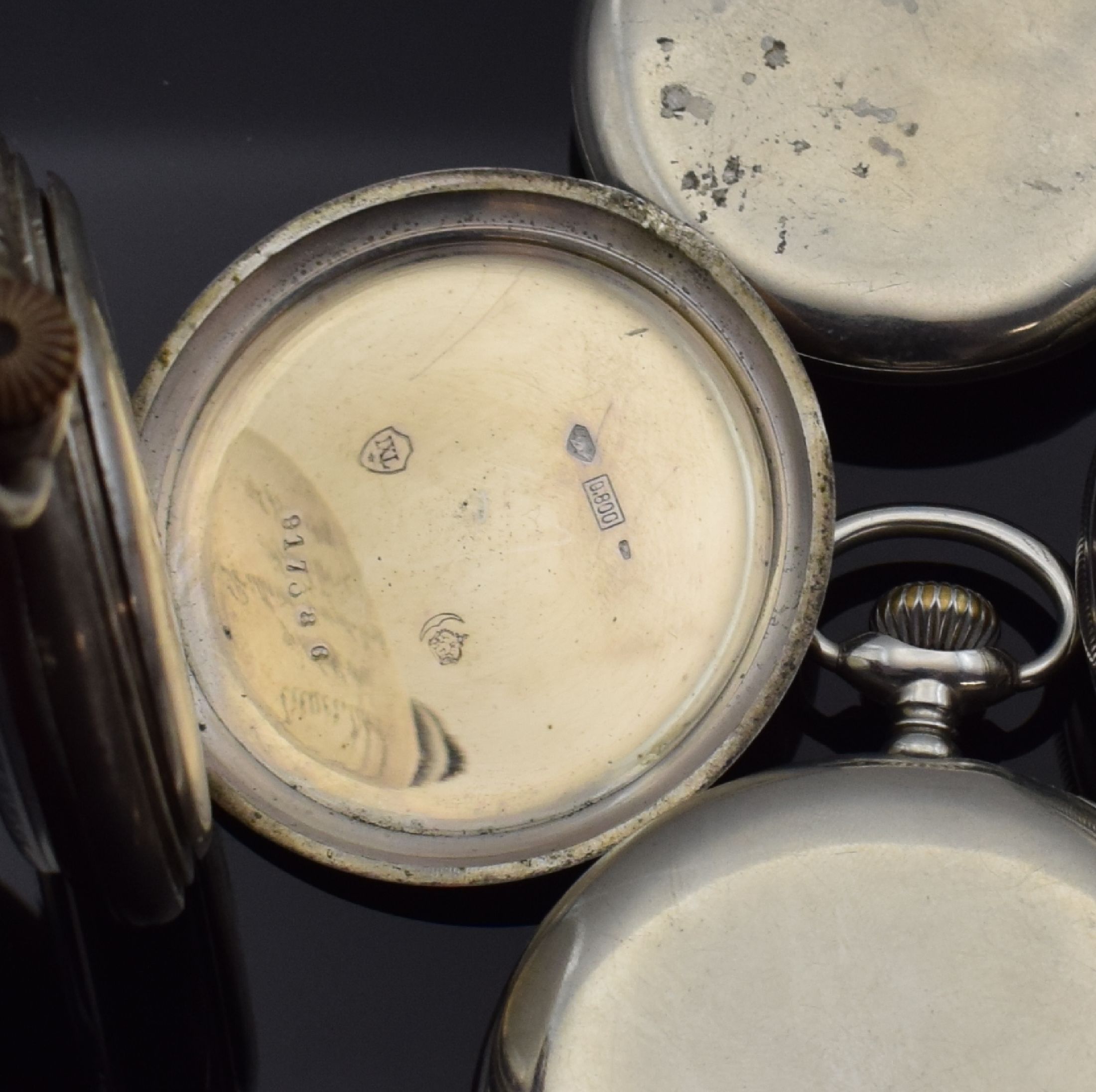 Detail b: OMEGA und 3 weitere offene Taschenuhren, Schweiz / England ca. 1880 - 1940, 1. Omega, Nickelgeh., Emailzifferbl. def., Leuchtzahlen und -zeiger, ...