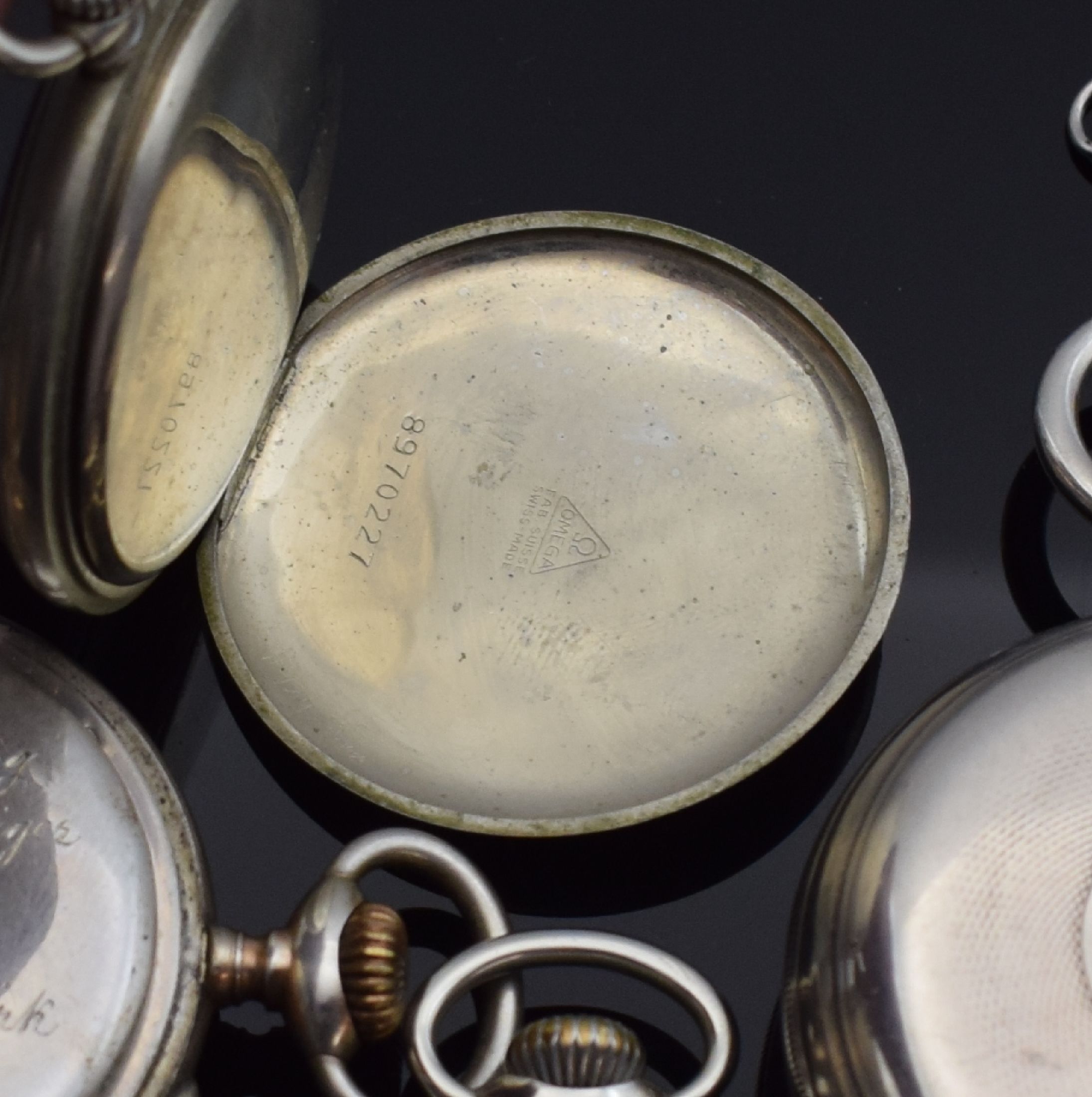 Detail c: OMEGA und 3 weitere offene Taschenuhren, Schweiz / England ca. 1880 - 1940, 1. Omega, Nickelgeh., Emailzifferbl. def., Leuchtzahlen und -zeiger, ...