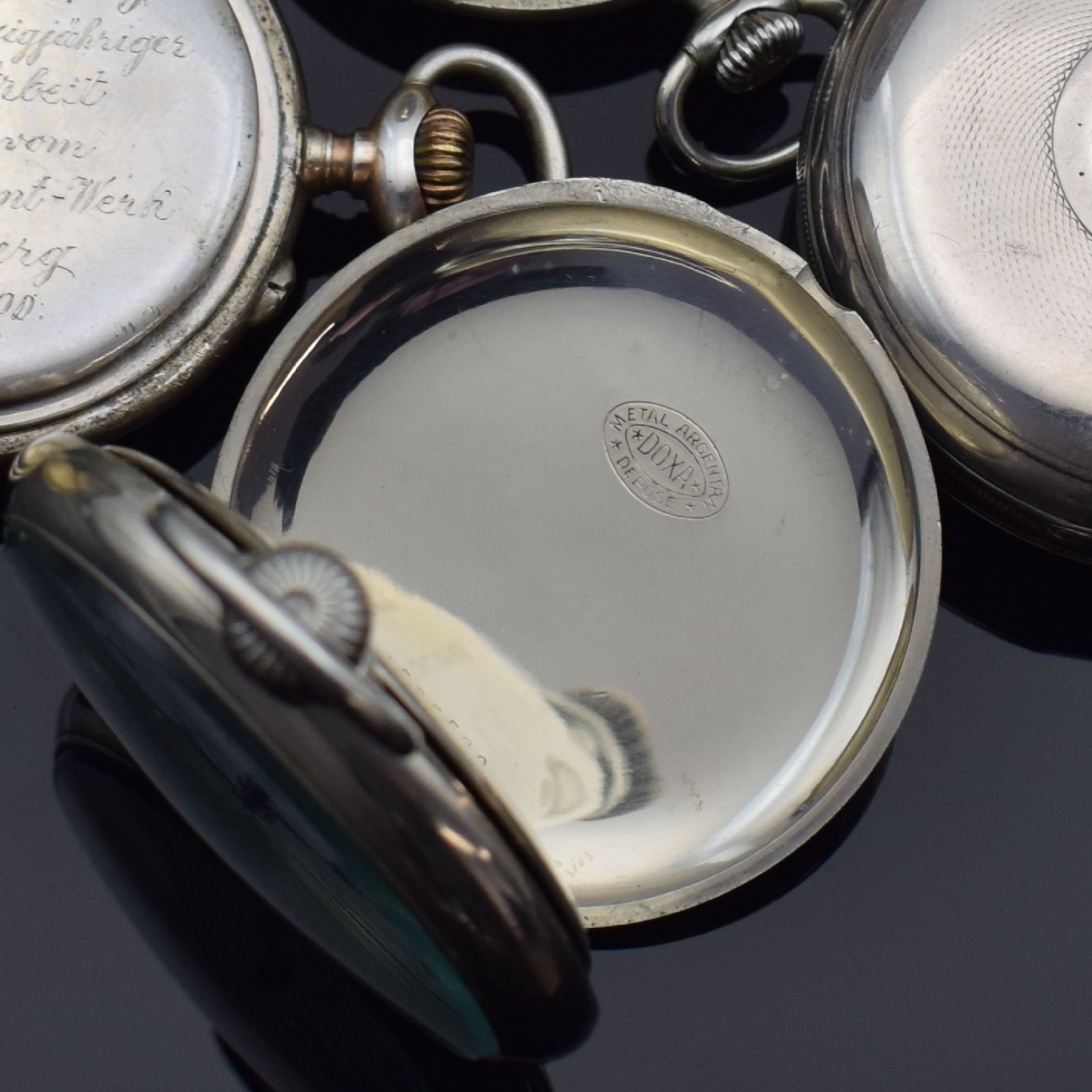Detail d: OMEGA und 3 weitere offene Taschenuhren, Schweiz / England ca. 1880 - 1940, 1. Omega, Nickelgeh., Emailzifferbl. def., Leuchtzahlen und -zeiger, ...