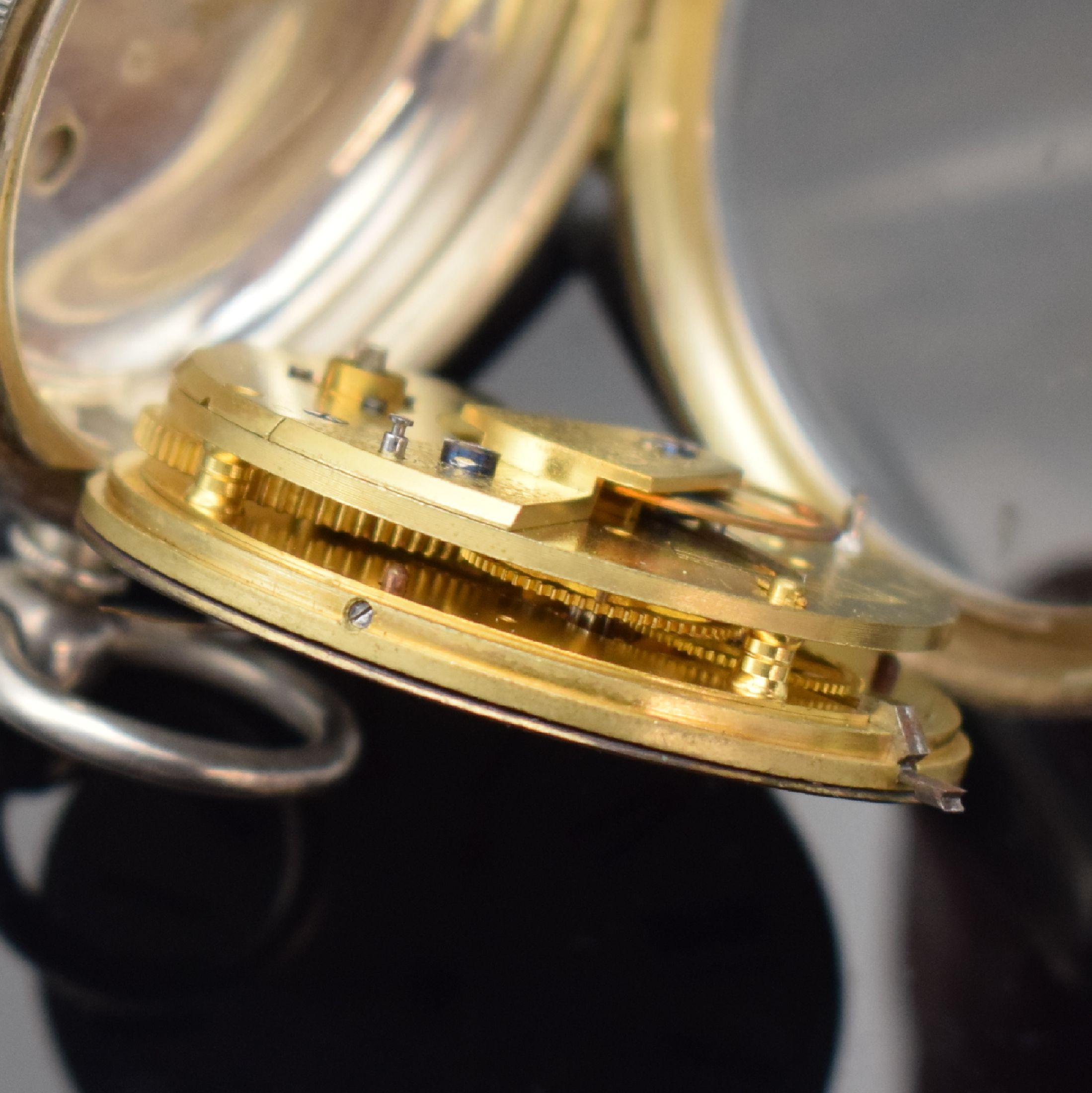 Detail k: OMEGA und 3 weitere offene Taschenuhren, Schweiz / England ca. 1880 - 1940, 1. Omega, Nickelgeh., Emailzifferbl. def., Leuchtzahlen und -zeiger, ...