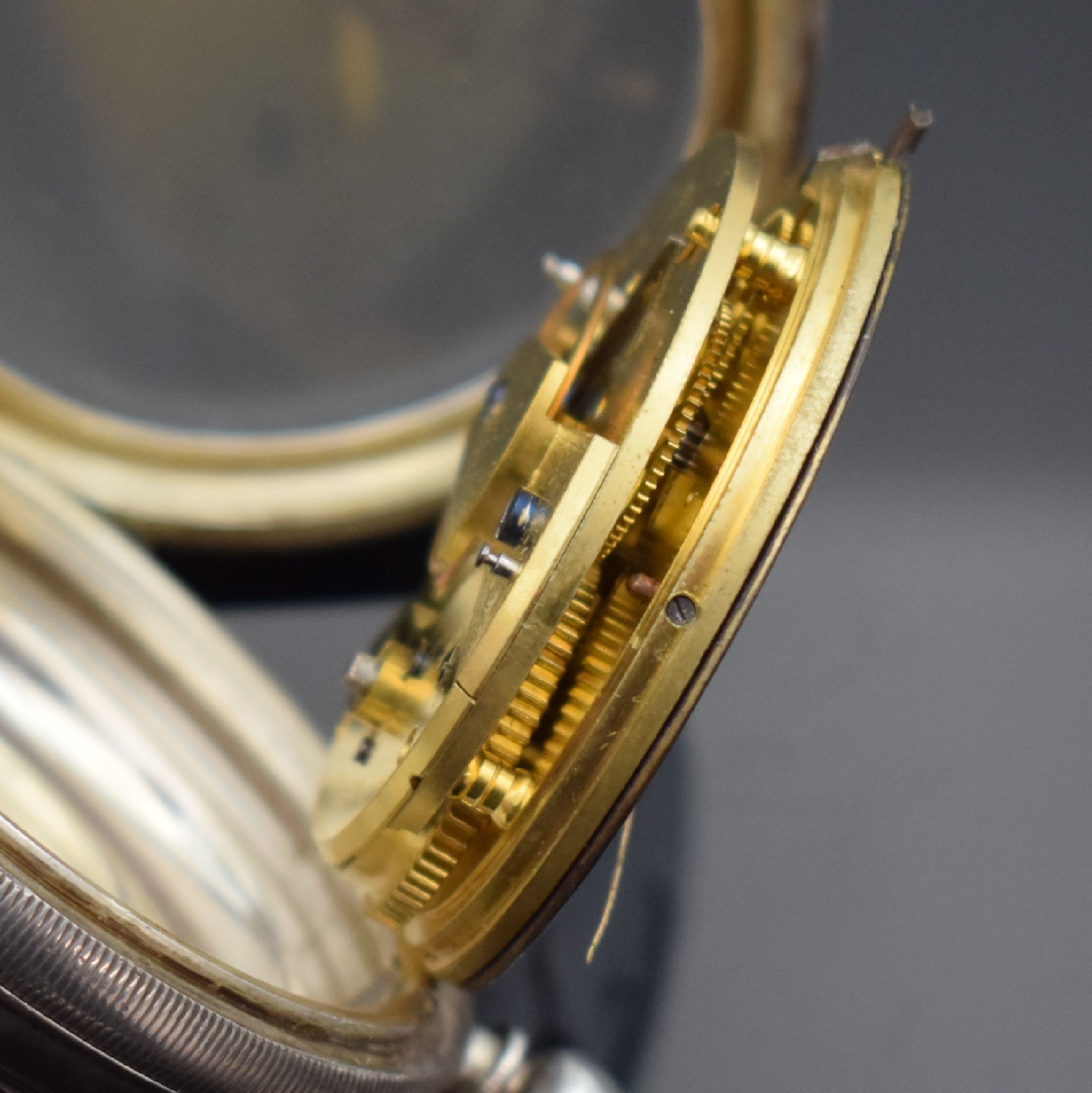 Detail l: OMEGA und 3 weitere offene Taschenuhren, Schweiz / England ca. 1880 - 1940, 1. Omega, Nickelgeh., Emailzifferbl. def., Leuchtzahlen und -zeiger, ...