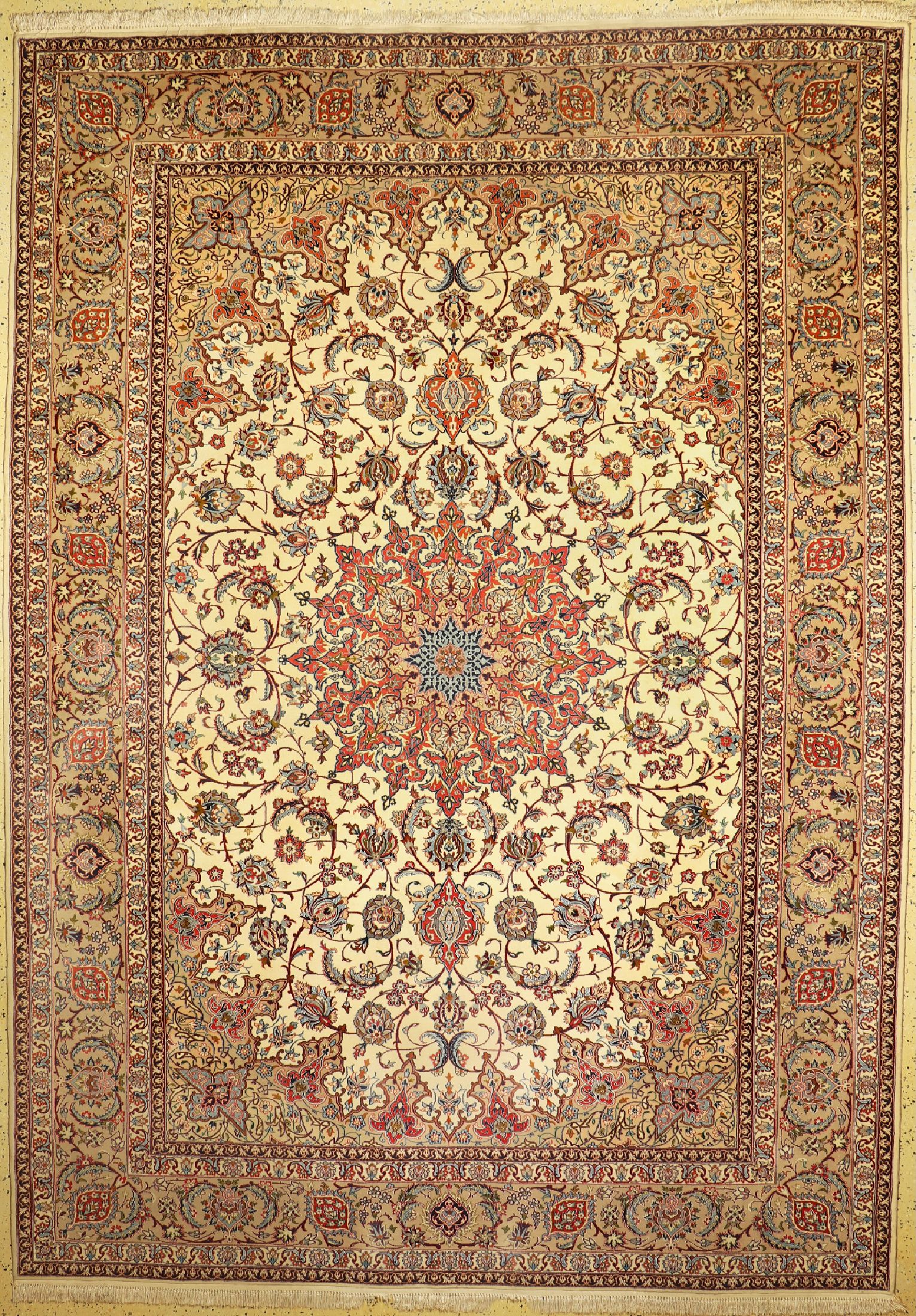 Esfahan fein, Persien, ca. 50 Jahre, Korkwolle mit und auf Seide, ca. 360 x 255 cm,verschmutzt, EHZ: 1-2