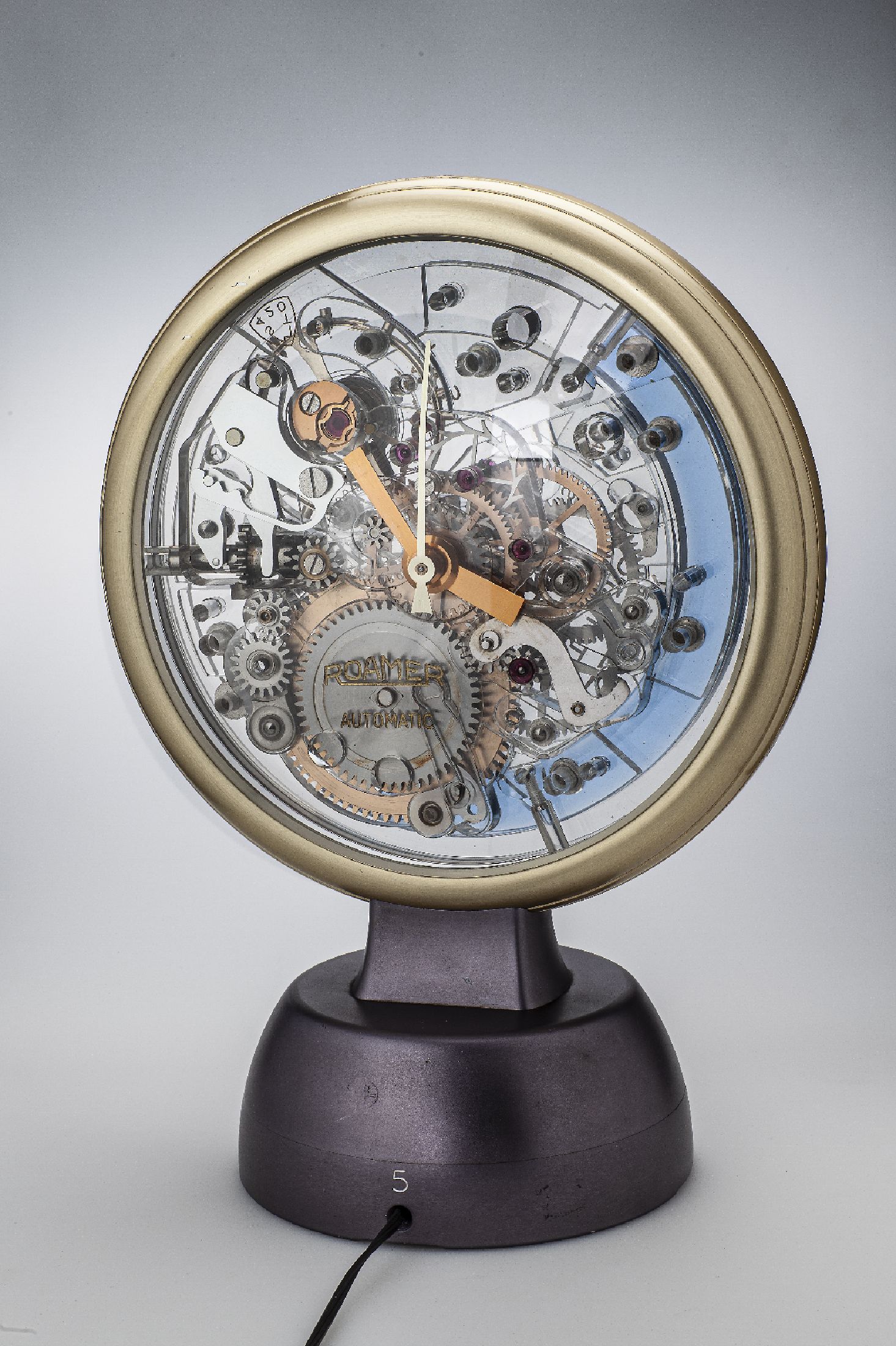 ROAMER extrem seltenes Uhrwerkmodell Kaliber MST 420, Schweiz um 1965, Automatik, beids. vergl. Metallgeh. auf gerundetem Sockel, durchsichtiges rein ...