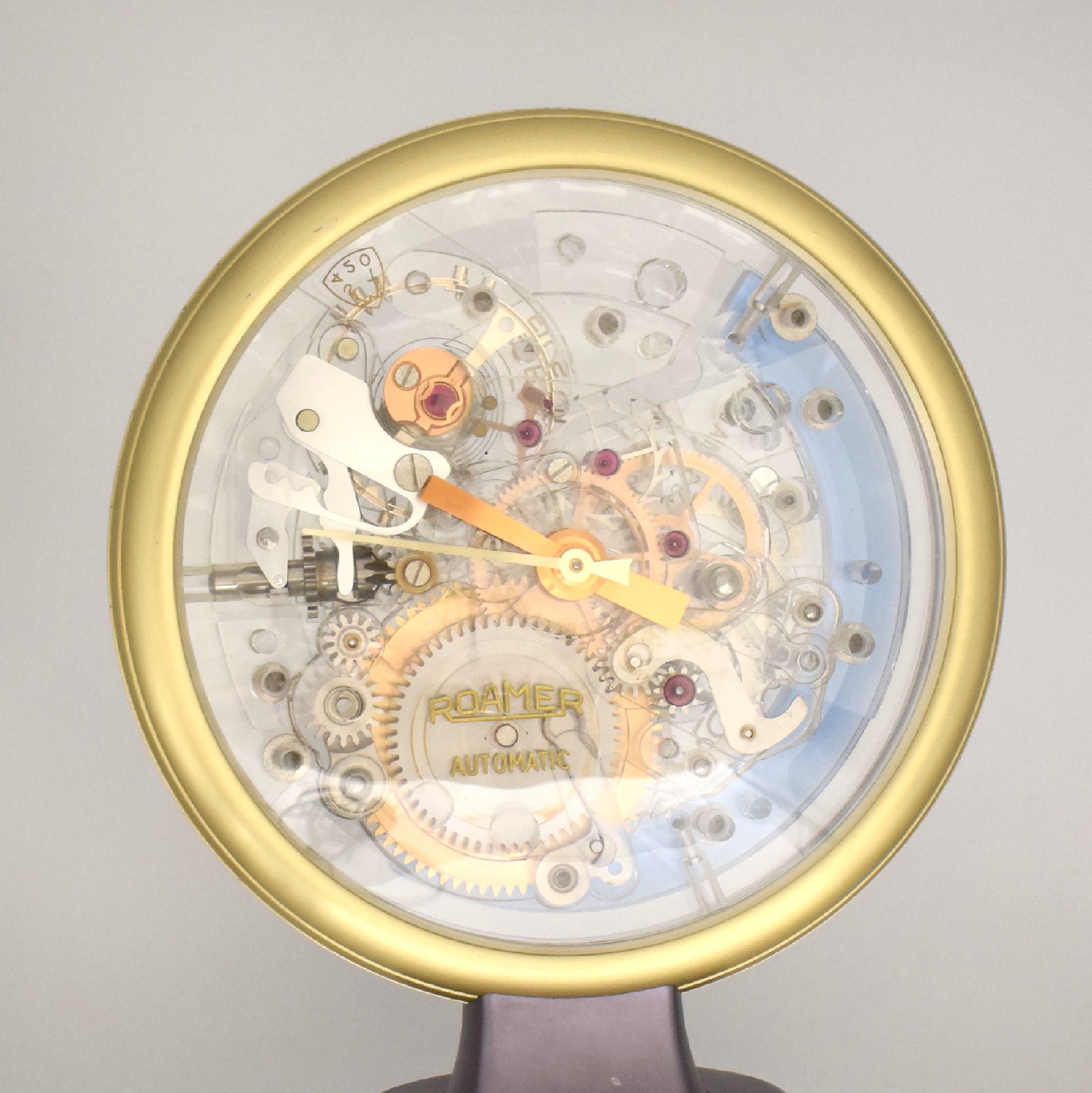 Detail c: ROAMER extrem seltenes Uhrwerkmodell Kaliber MST 420, Schweiz um 1965, Automatik, beids. vergl. Metallgeh. auf gerundetem Sockel, durchsichtiges rein ...