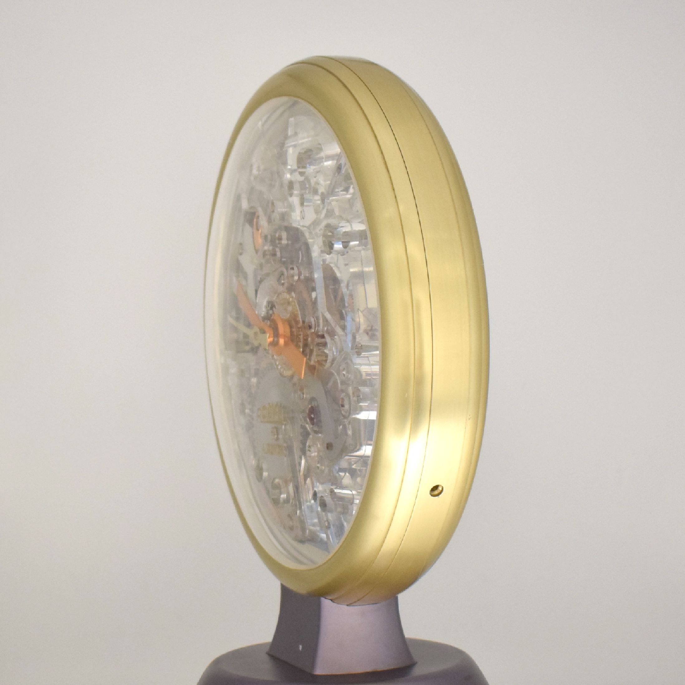 Detail d: ROAMER extrem seltenes Uhrwerkmodell Kaliber MST 420, Schweiz um 1965, Automatik, beids. vergl. Metallgeh. auf gerundetem Sockel, durchsichtiges rein ...
