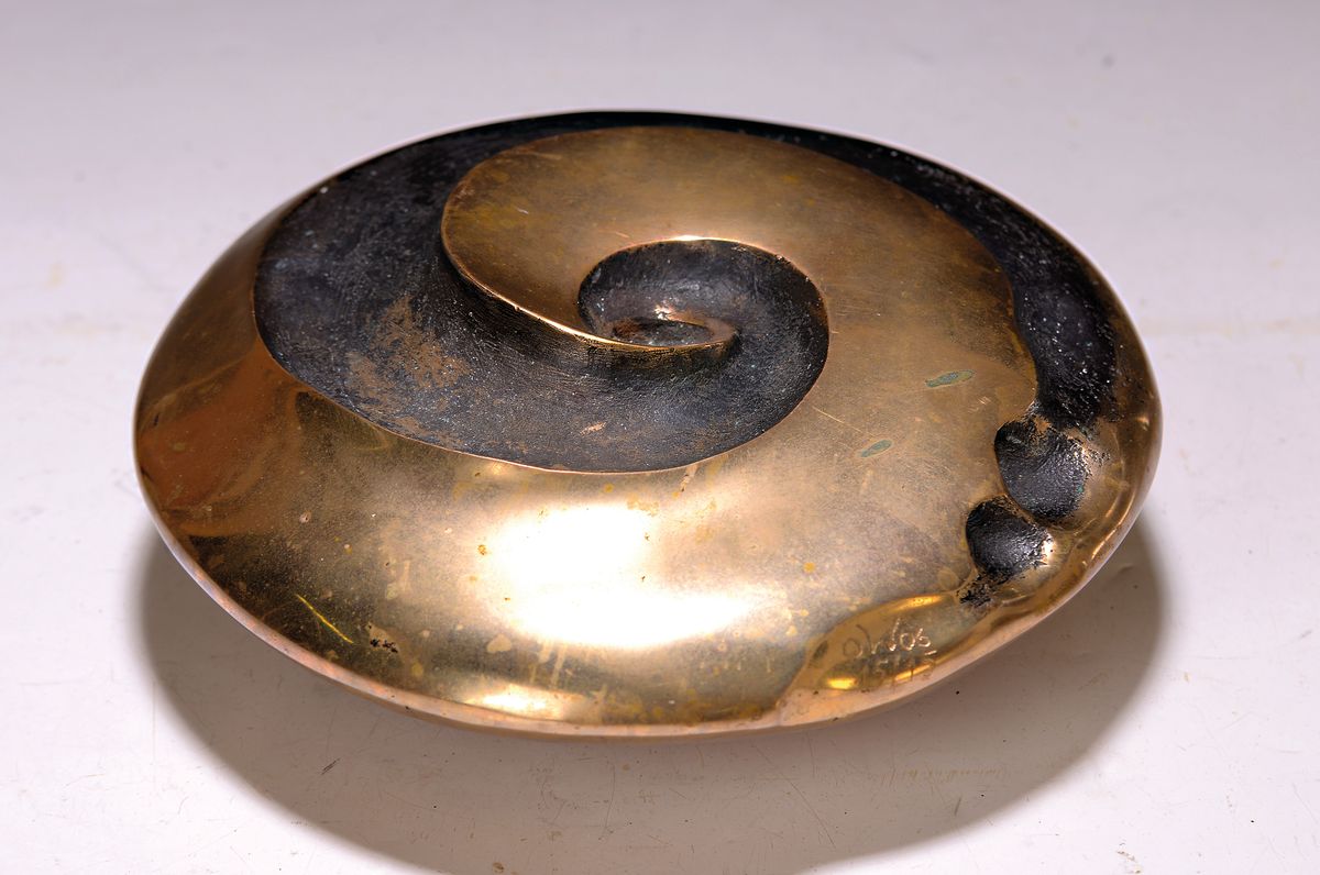Otto Wesendonck, geb. 1939 Dinslaken, Ohne Titel, Bronzeguß, monogr. O.W., num. dat. 06, num. 15/15, H. ca. 7cm, D. ca. 17cm